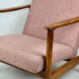 Fauteuil GFM-142 conçu par Edmund Homa des années 70, en bouclé rose - 2 pièces disponibles.