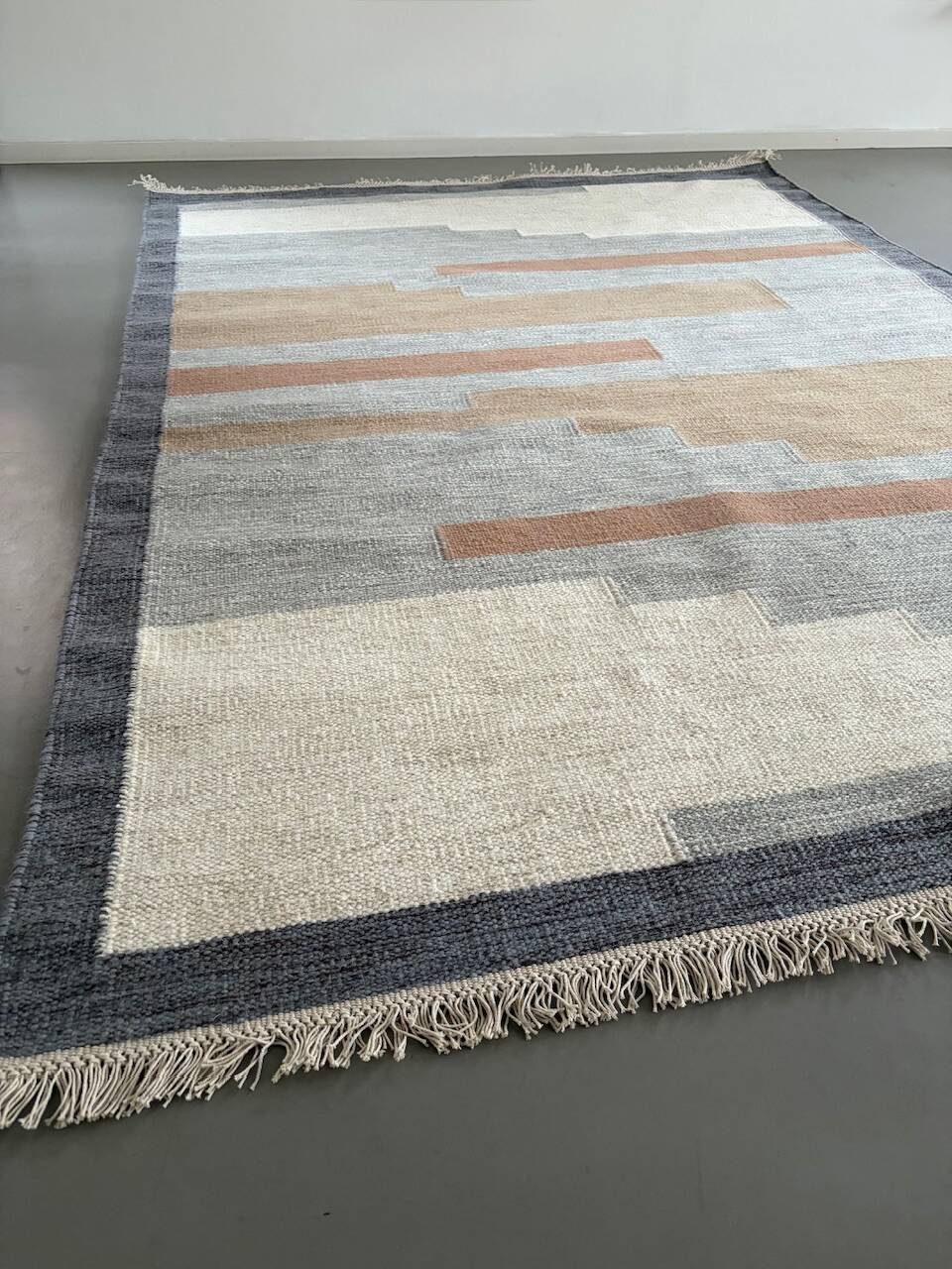 Handwoven wool rollakan rug design 'Wadden' reversible