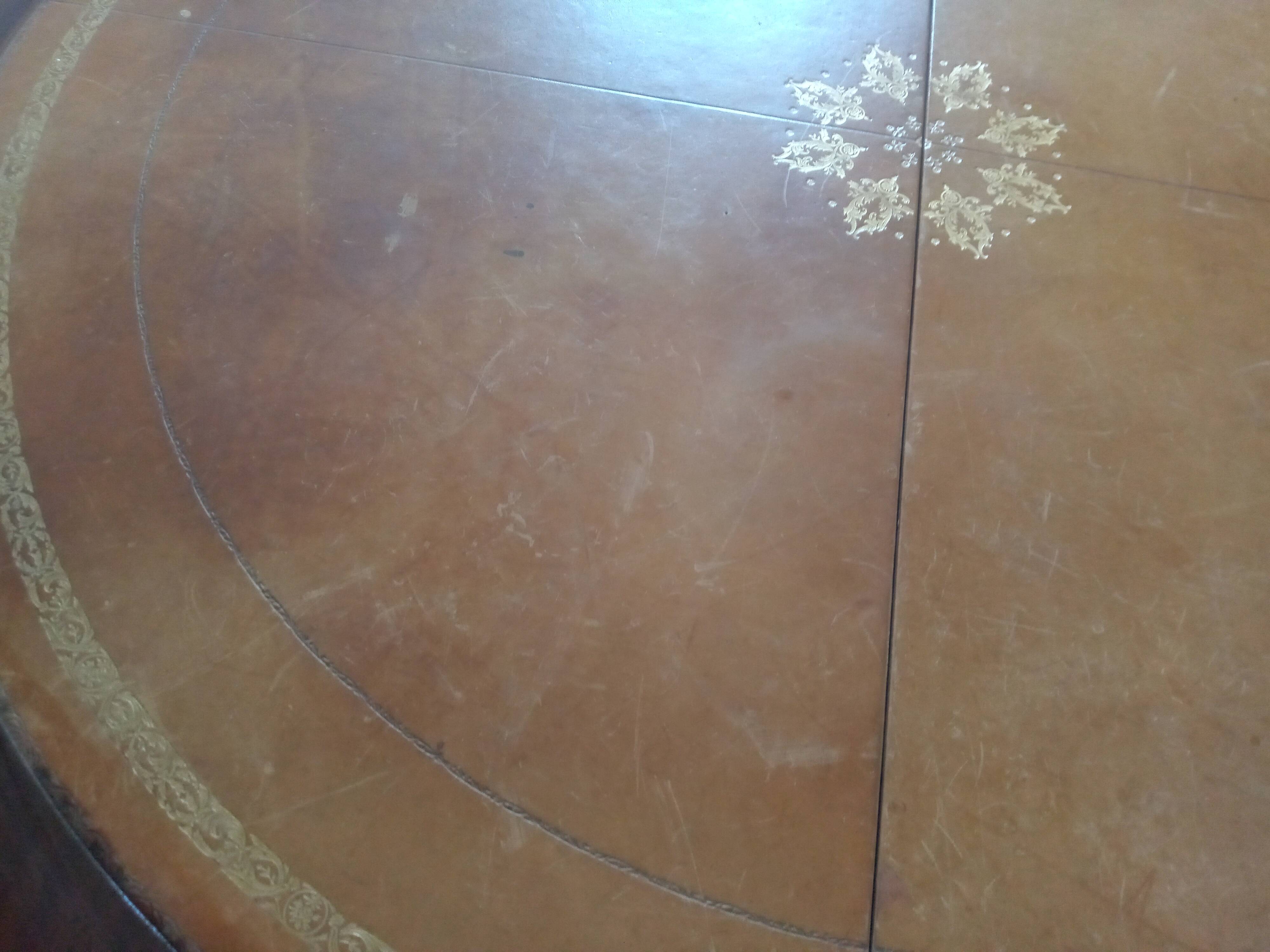 Extendable table with claw legs