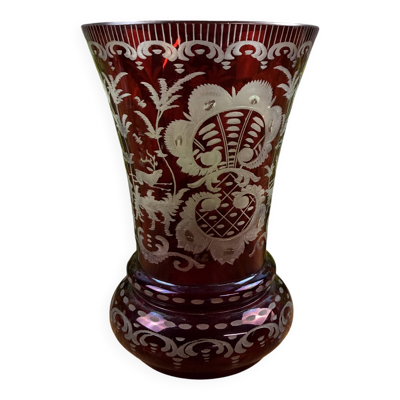 Vase en cristal de Bohême rouge gravé à la main, décor floral
