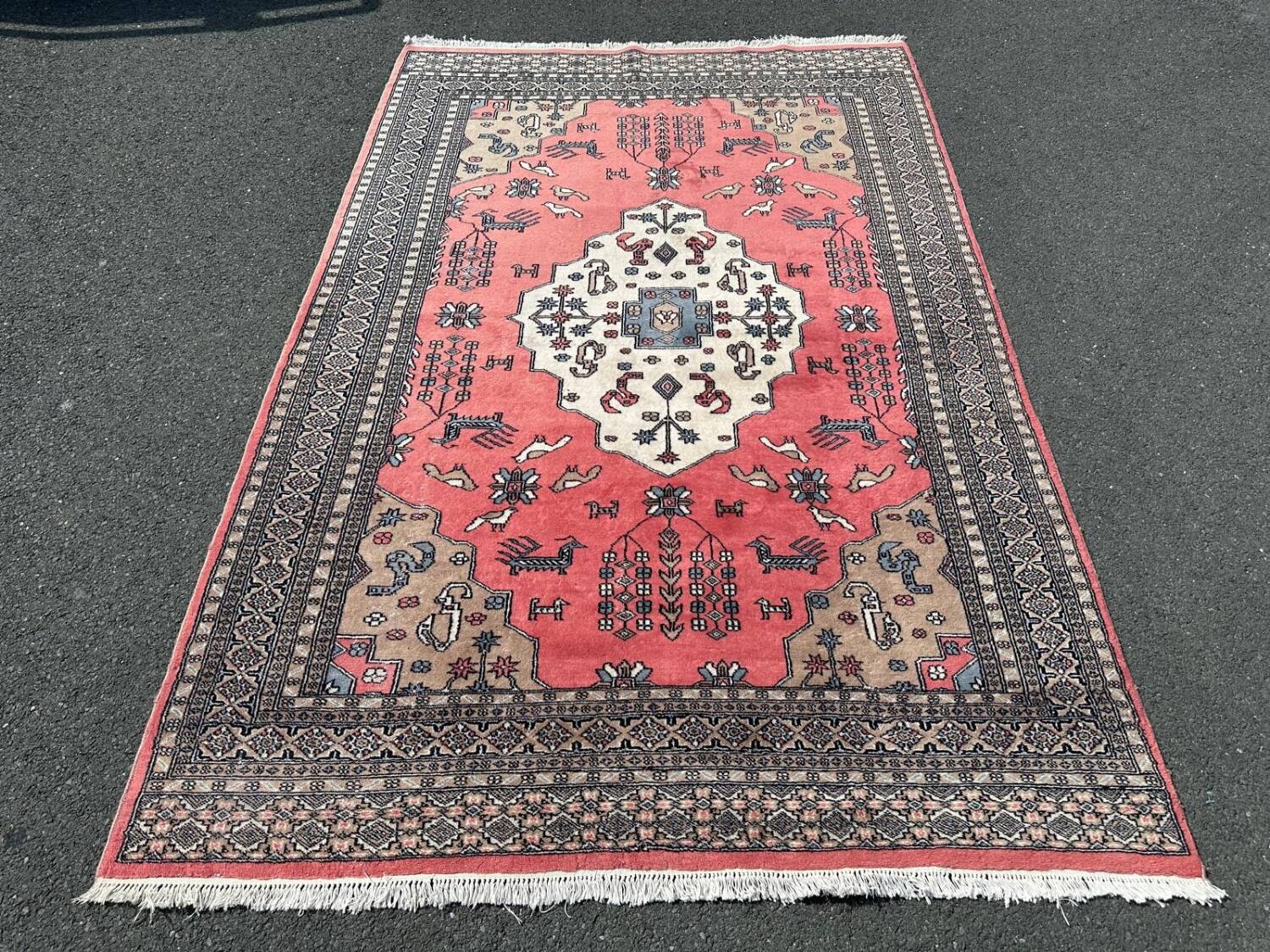 Handmade pink Pakistani rug