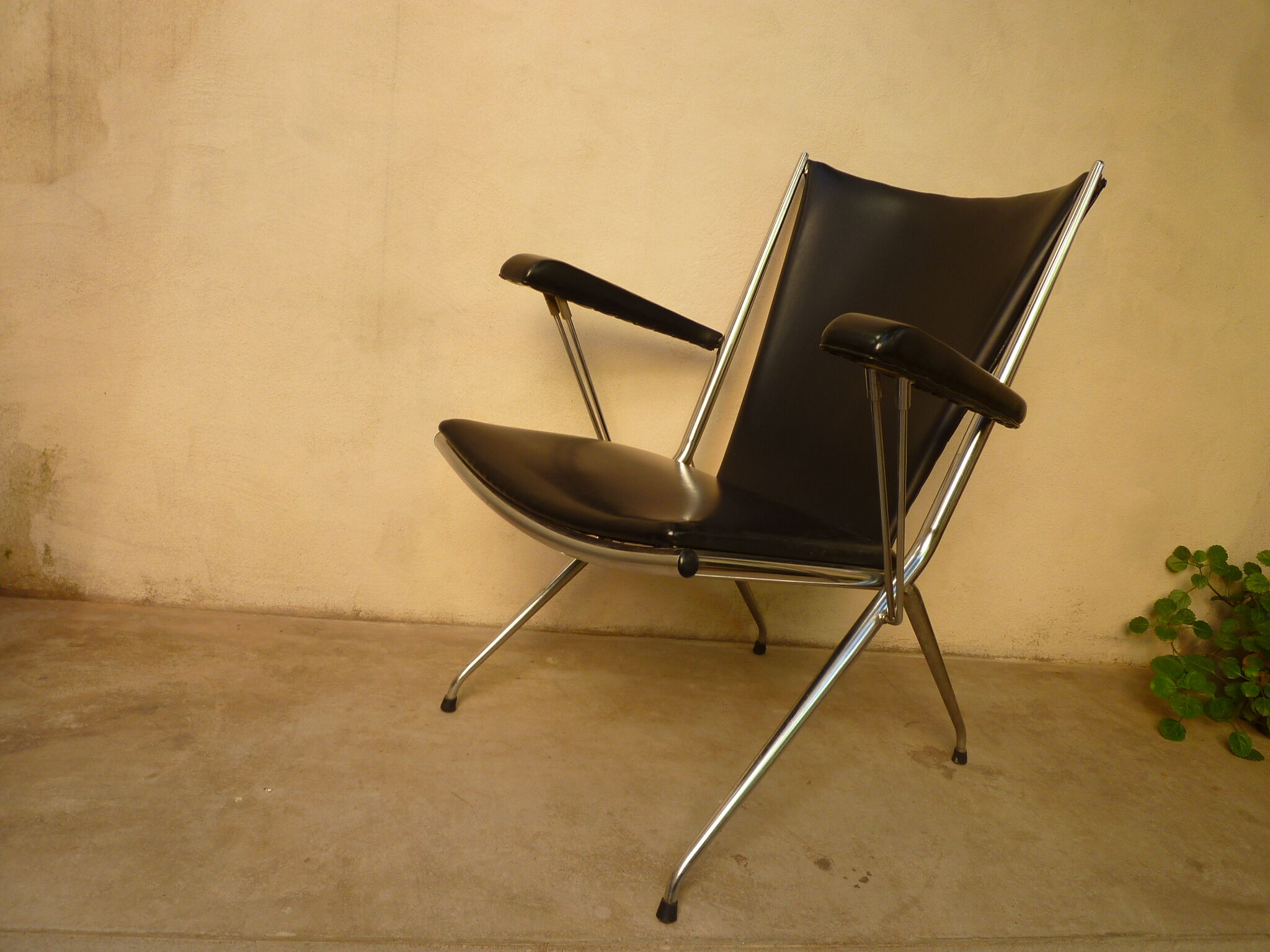 3 armchairs in black leatherette 50s