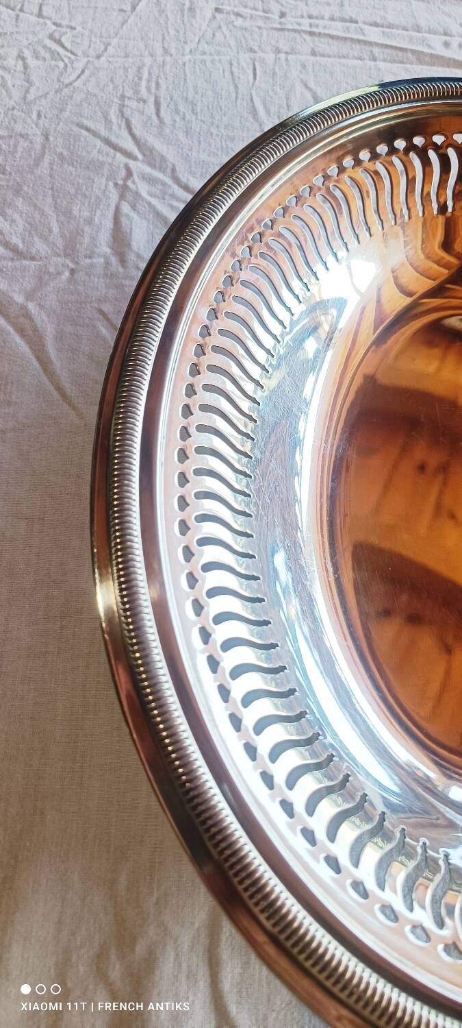 basket, silver-plated metal, moulded and chiseled with a gadrooned frieze