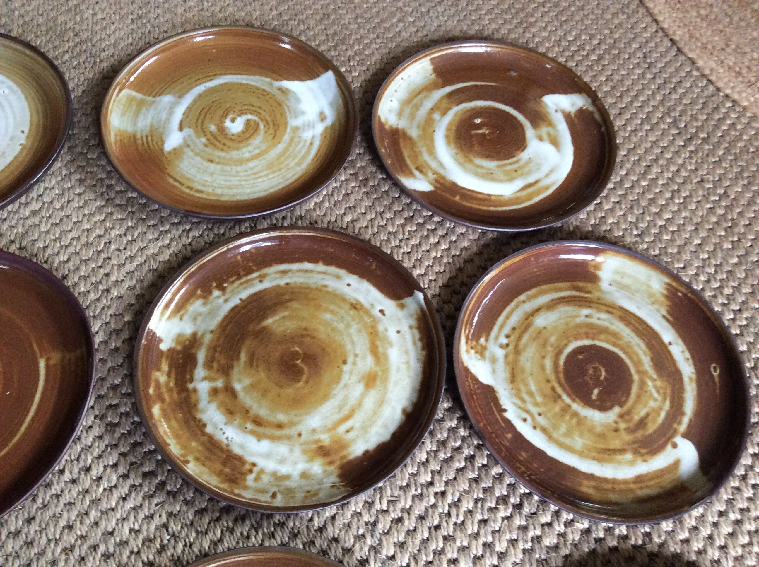 Série de 12 assiettes plates en grès