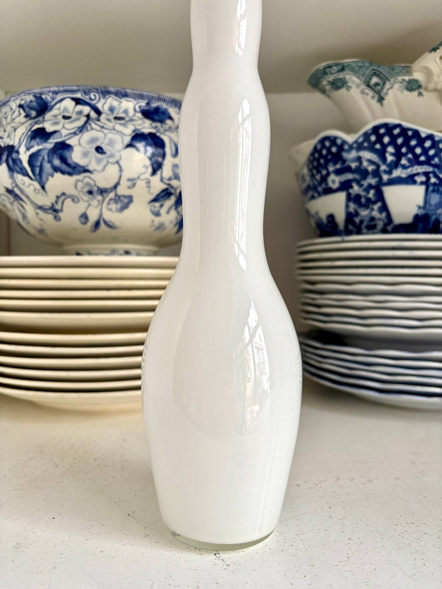 Vase, single-flower vase in white opaline