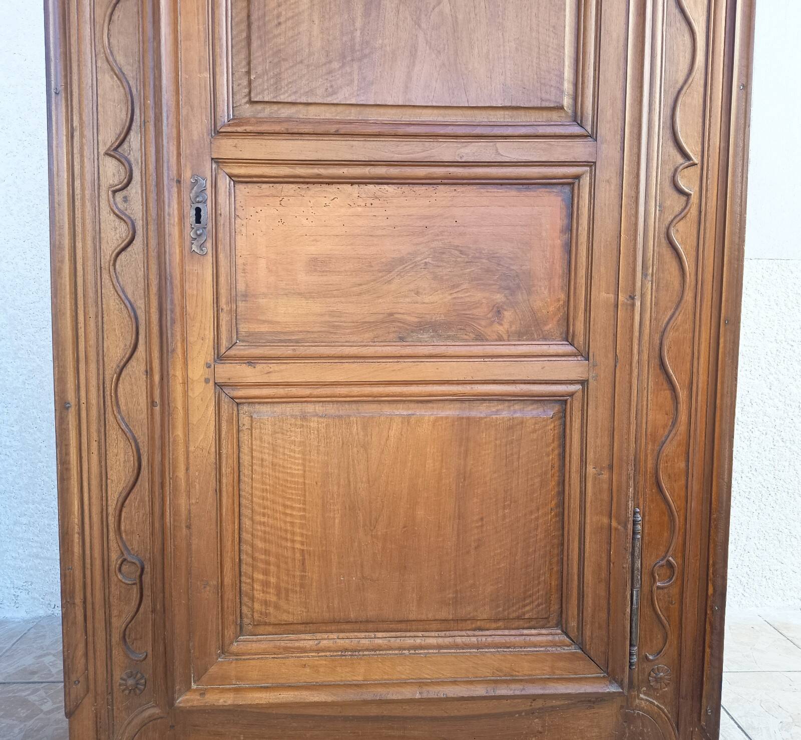 Louis XIV bonnetière in walnut, 18th century.