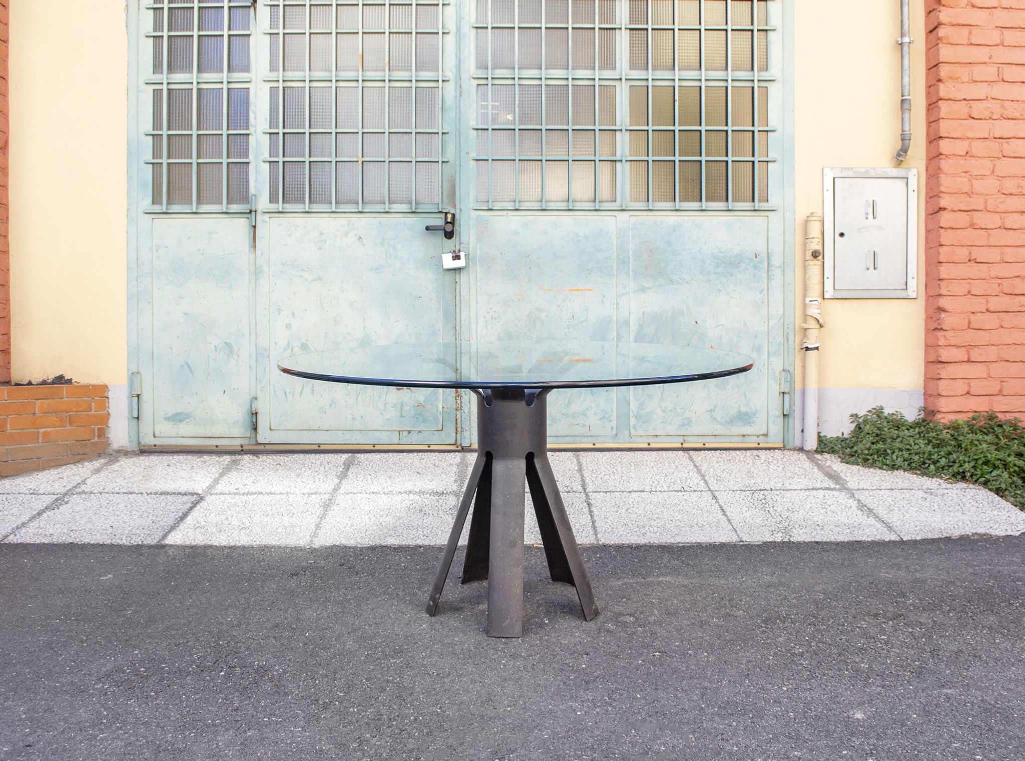 Table à manger d'Angelo Mangiarotti, édité par Longobardo P&V, 1974