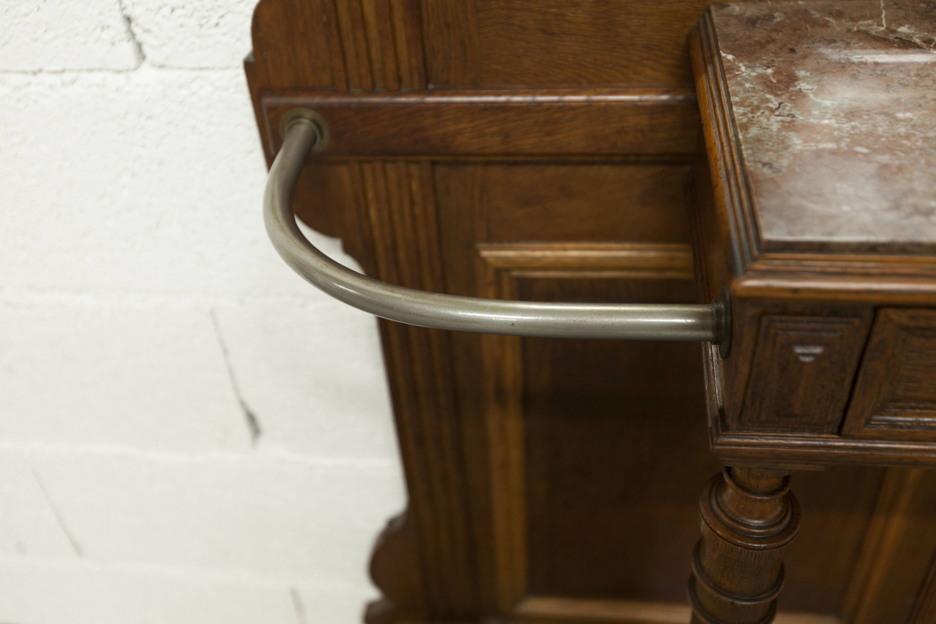 Vestiaire Napoléon III en noyer fin 19e, 3 miroirs, marbre, 8 patères