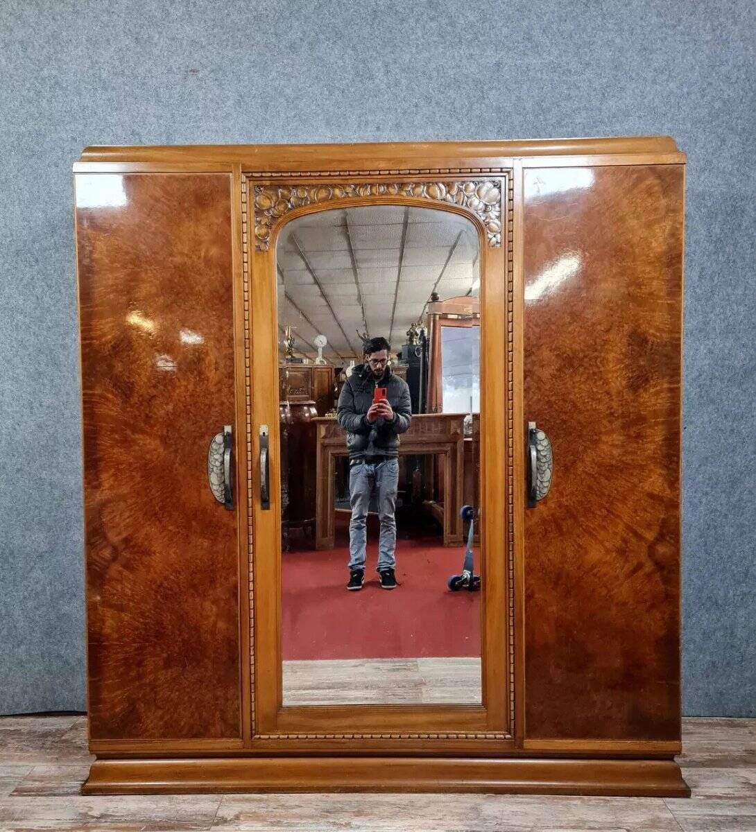 Art Deco wardrobe in burl wood, circa 1925-1930.
