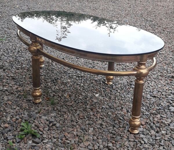 Table basse ovale en laiton doré et verre fumé 1970