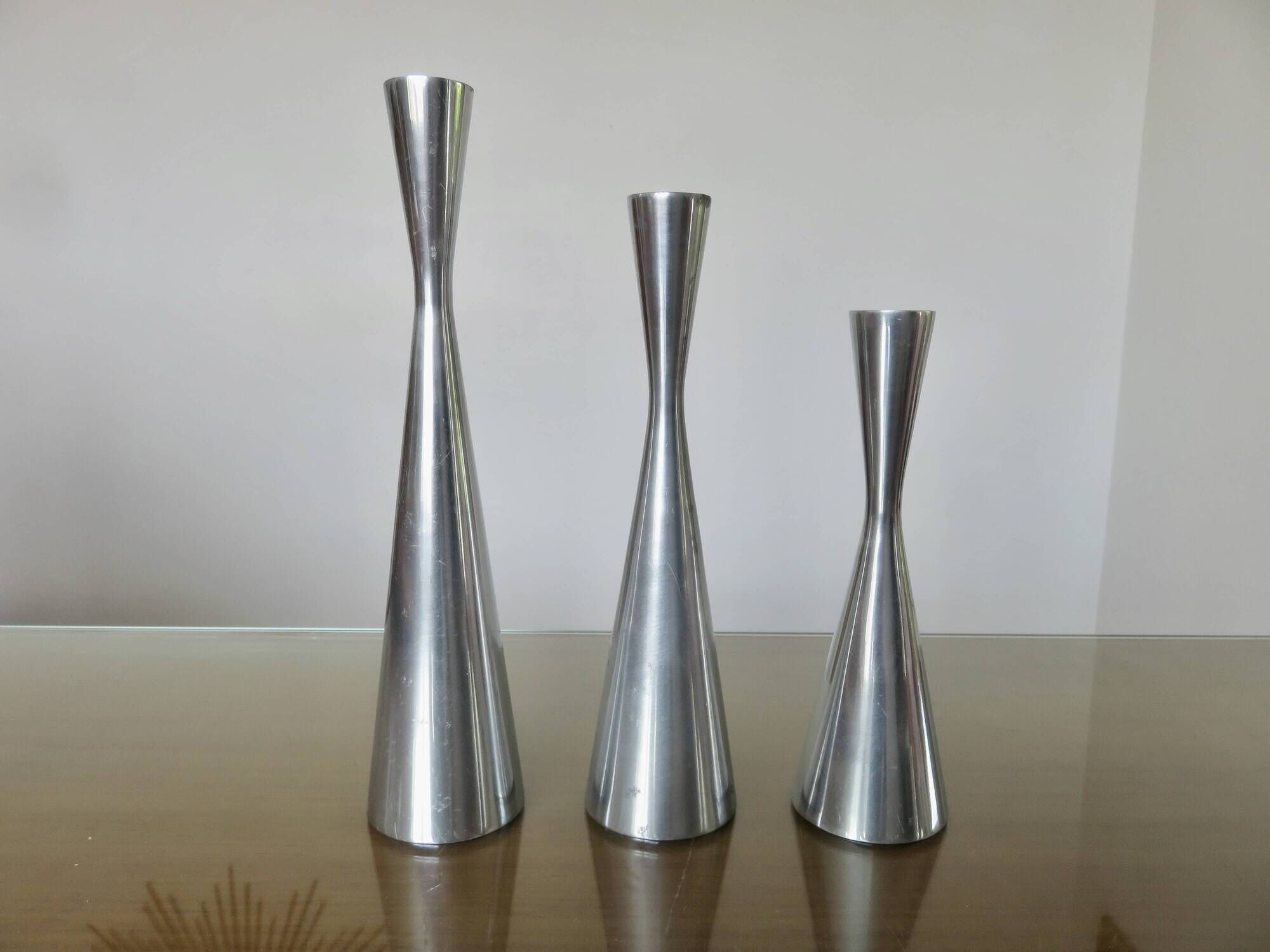 Series of 3 Scandinavian "diabolo" candlesticks in aluminum 1970