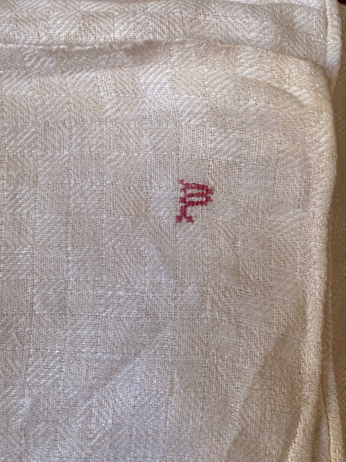 Grande nappe ancienne en coton effet damiers.