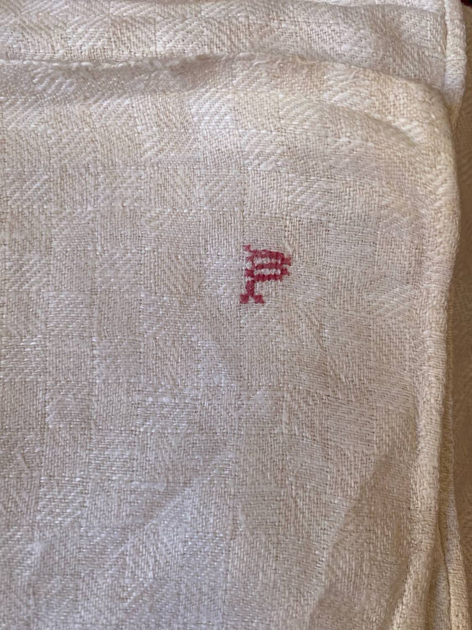 Grande nappe ancienne en coton effet damiers.