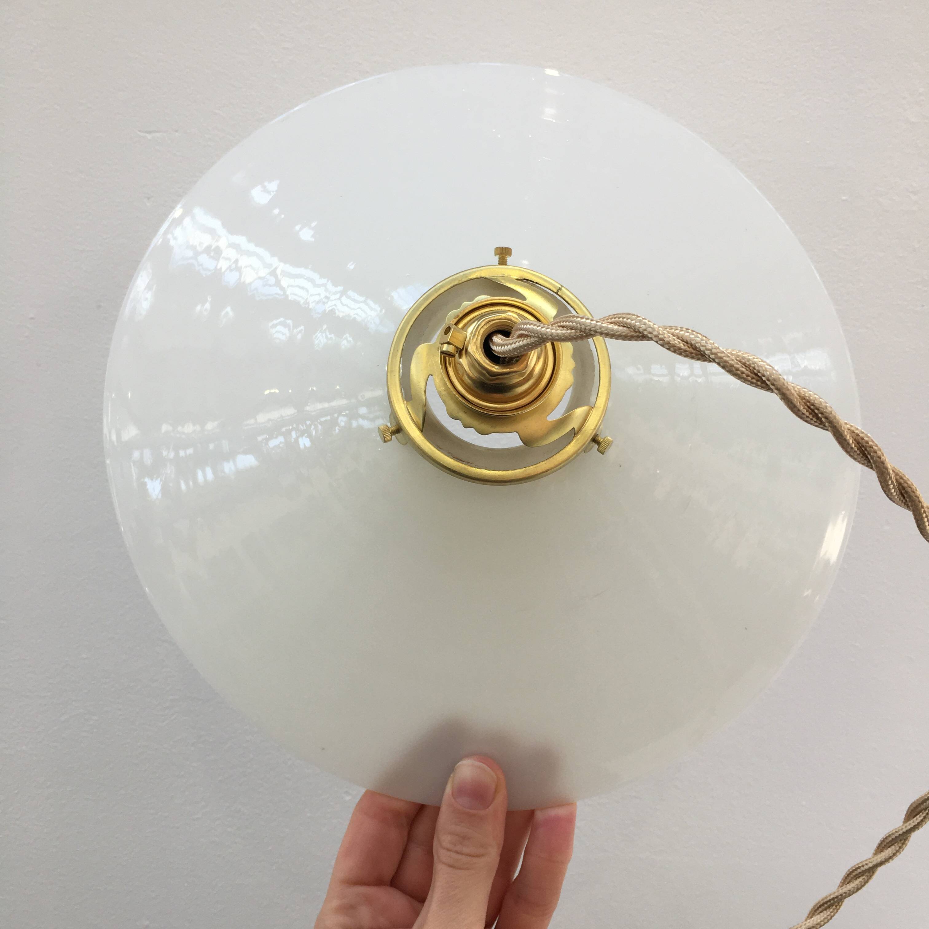 Série de deux suspensions vintage en opaline blanche