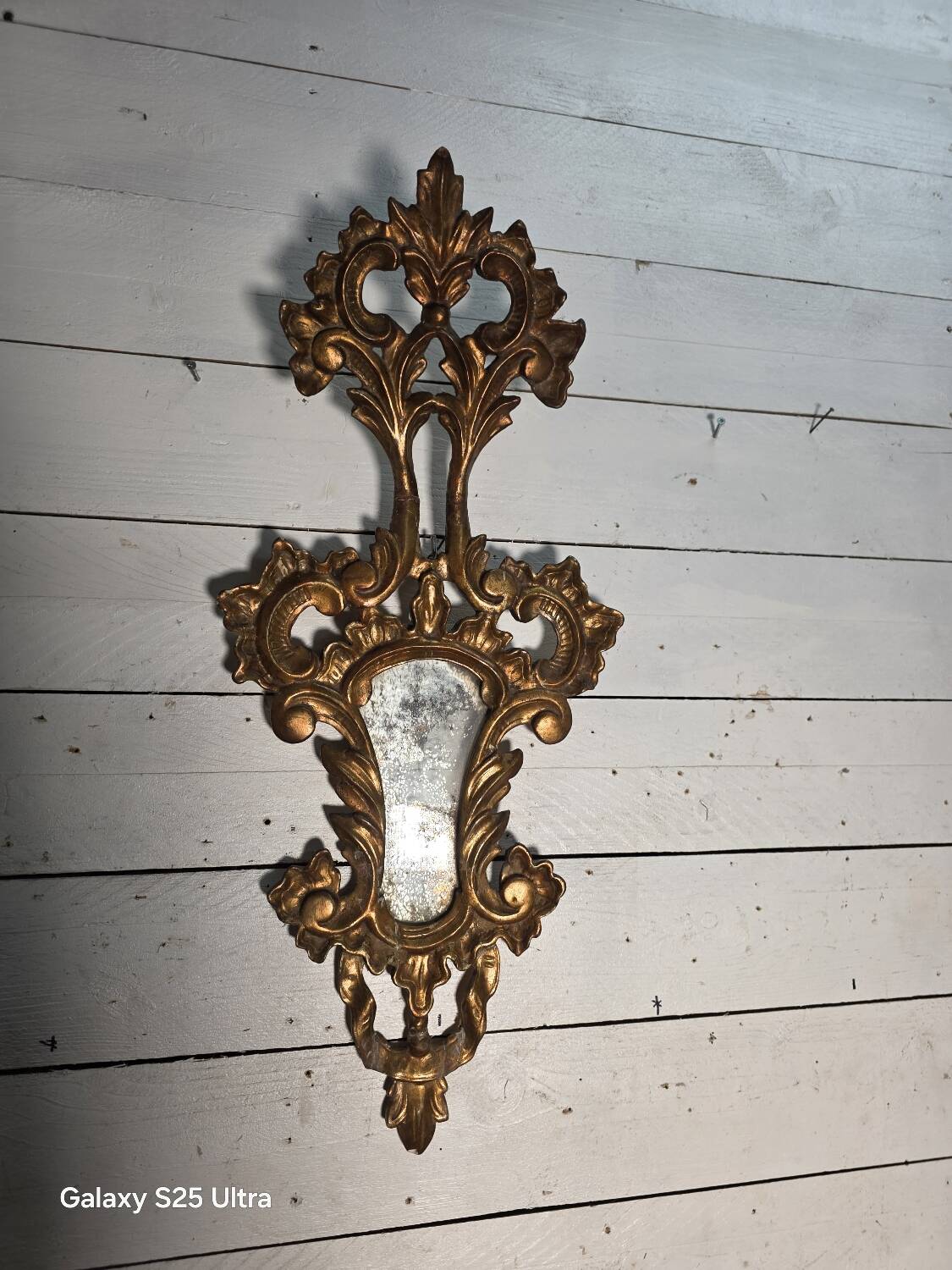 Italian mirror in gilded wood with gold leaf from the 18th century.
