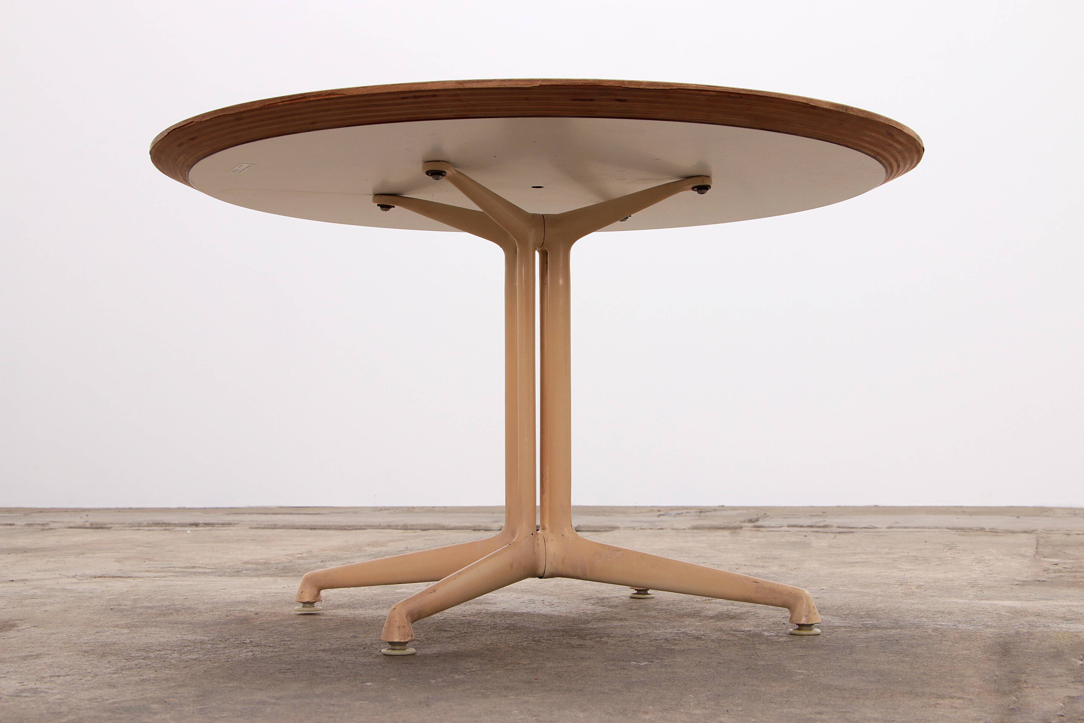 Table basse "La Fonda" de Charles Ray Eames avec base en métal, 1955