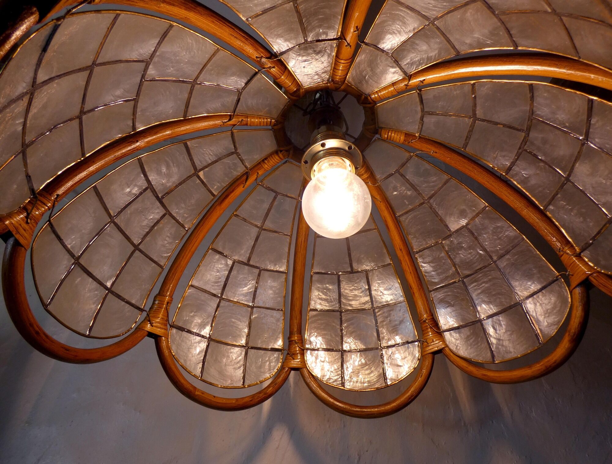 Lamp in mother-of-pearl brass and rattan