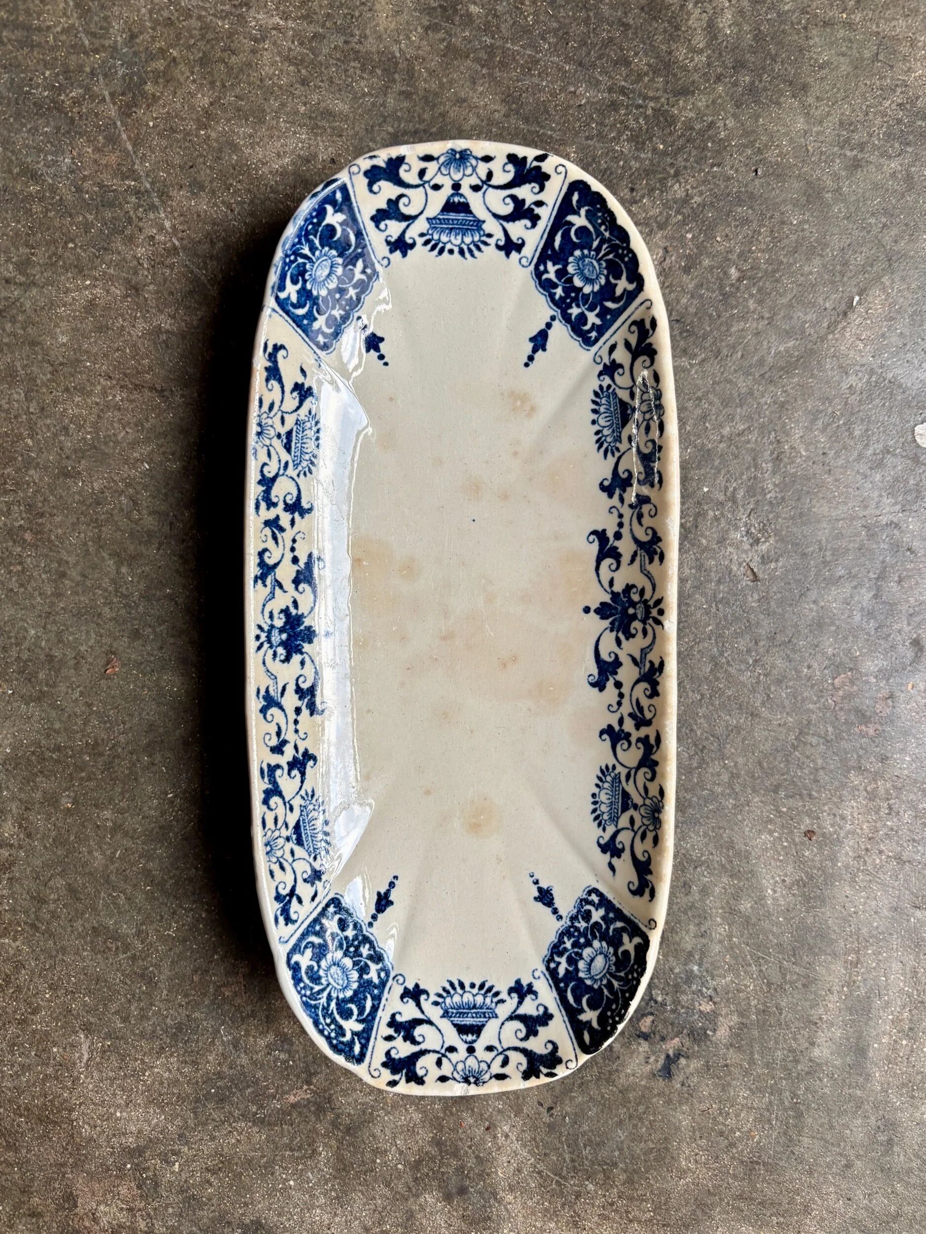 Ravier Gien in blue ironstone, "Ibis bleu" service.