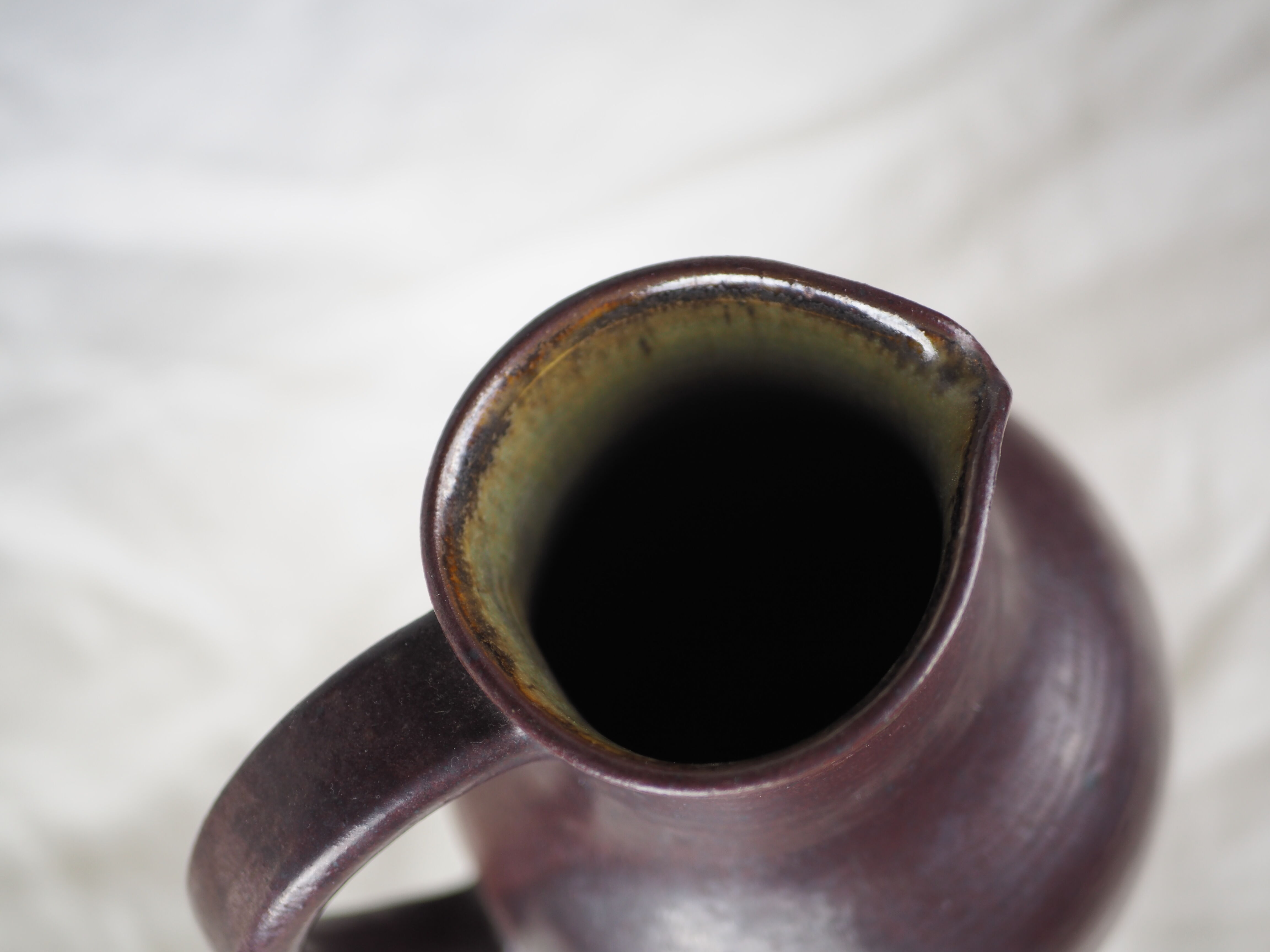 Sandstone pitcher with brown glaze - red by Geneviève BAPTENDIER Laurence MOLINARD