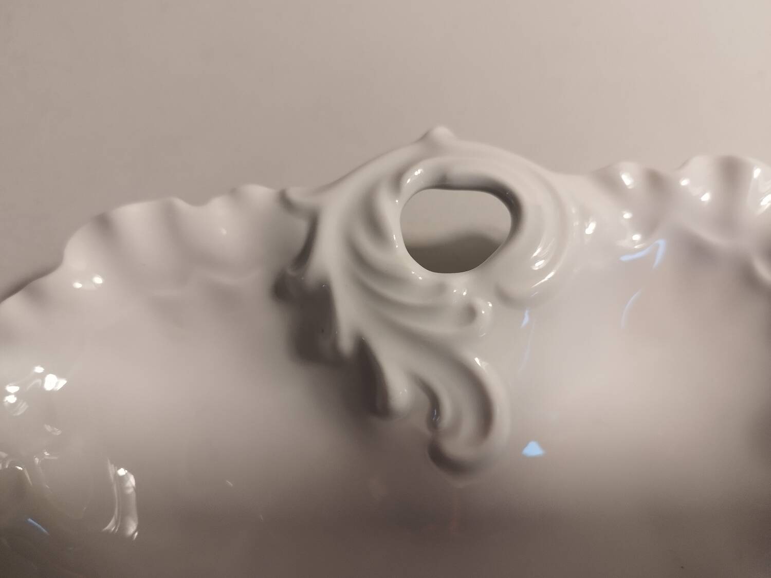 White porcelain pocket tray