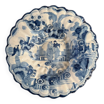 Polylobed hollow dish in Delft earthenware with Chinese decoration, 18th century