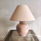 Lampe boule en céramique rose avec abat-jour