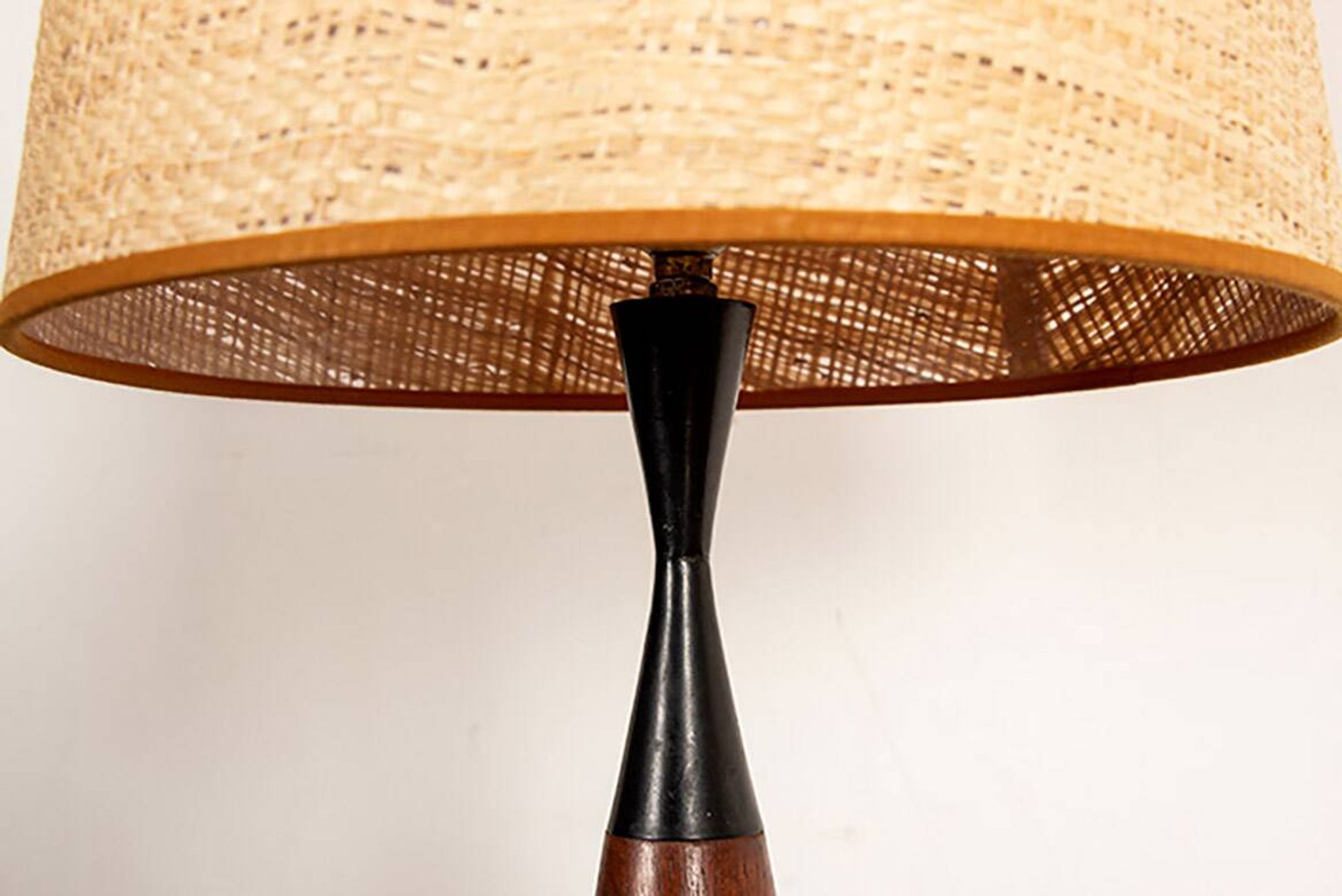 lampe de table Danoise, forme de quille, en teck et ébène par Fog & Morup.