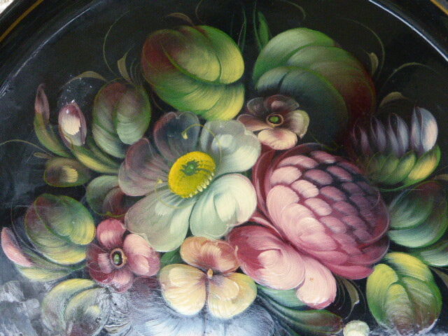 Plateau en metal, bouquets de fleurs peints a la main, origine Russie, vintage 1970