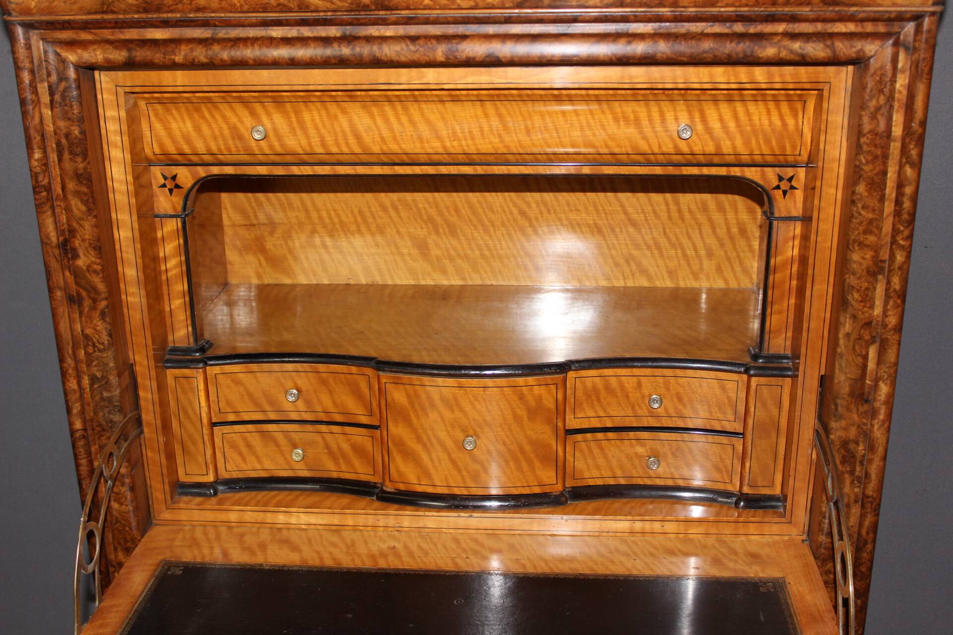 Louis Philippe period secretary in walnut veneer, 19th century.