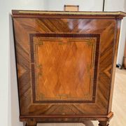Commode autrichienne Louis XVI en placage de noyer avec incrustations et dorure, années 1790.