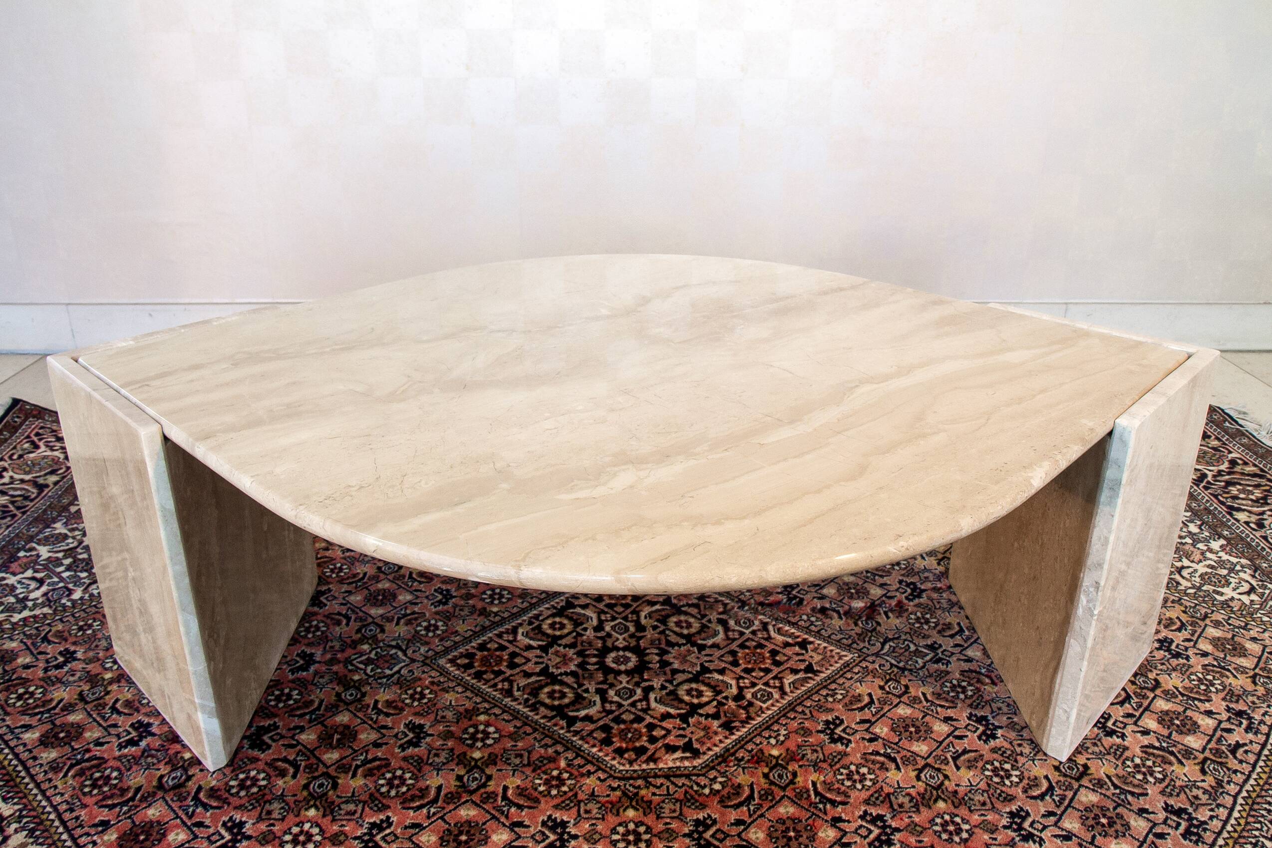 Table basse Roche Bobois forme œil en travertin 1970/80