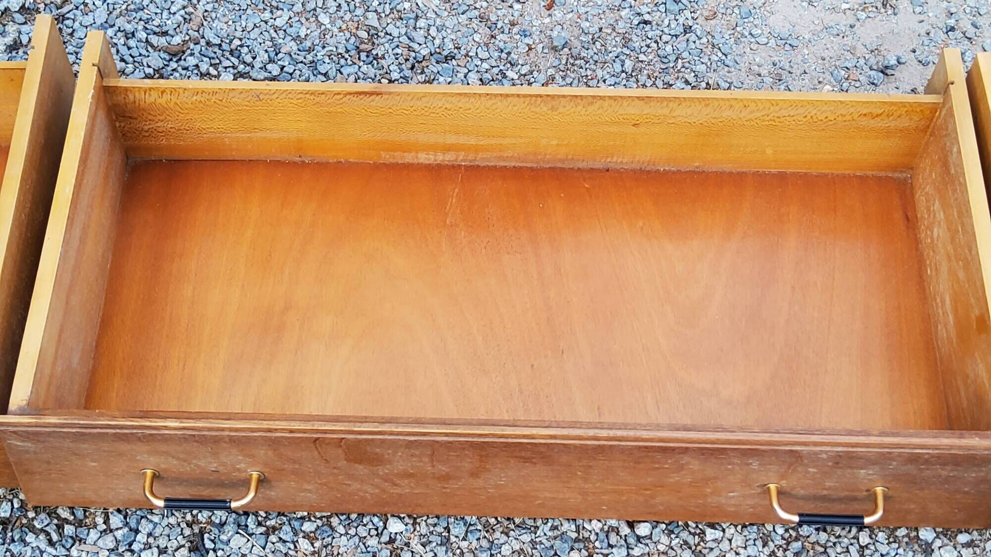 Vintage chest of drawers in golden oak from the 50s with 3 drawers and spindle-legged shelf