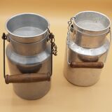 Anciens pots de lait aluminium, anse en bois, lot de 2