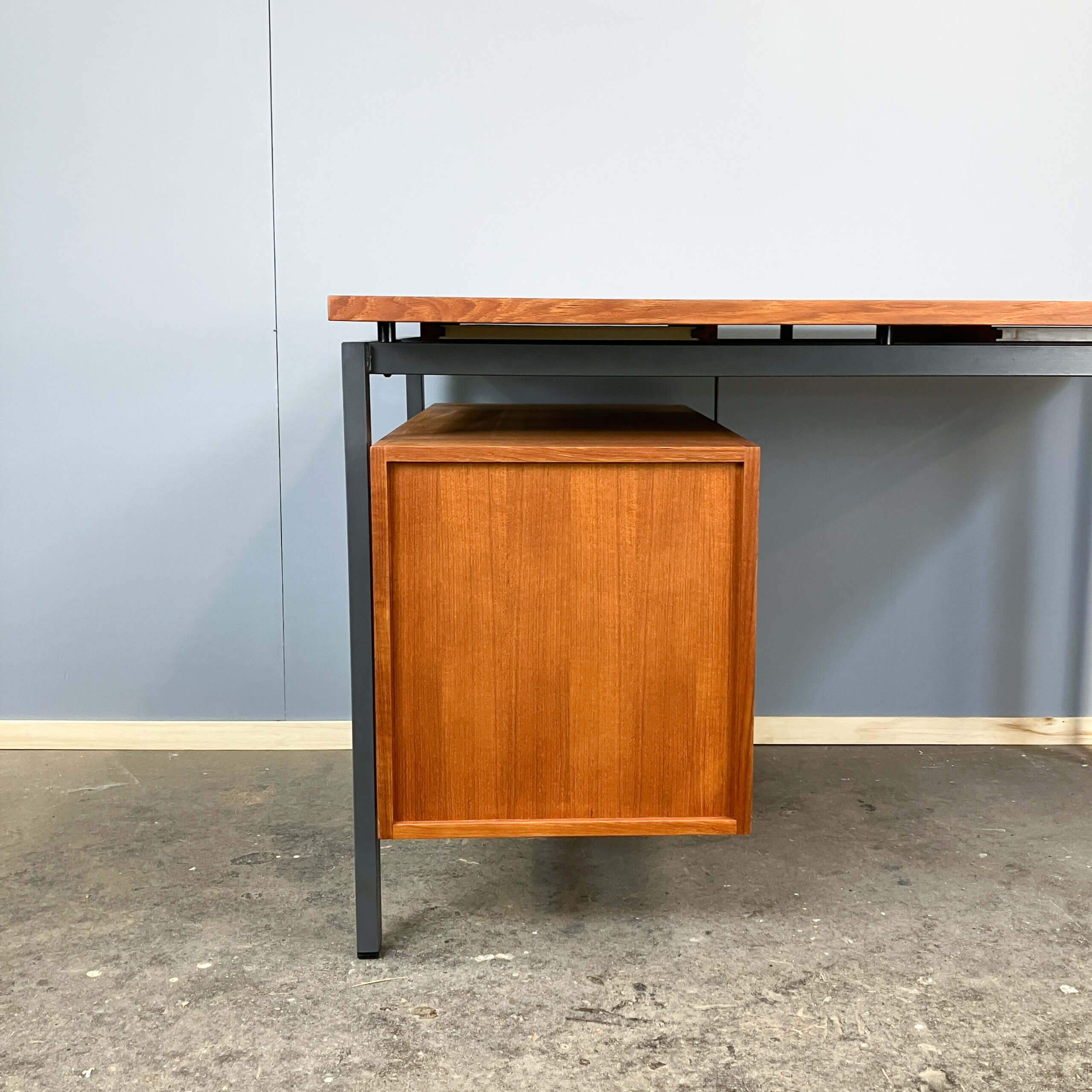Bureau par Herbert Hirche pour Holzäpfel, teck avec acier tubulaire, années 1960.
