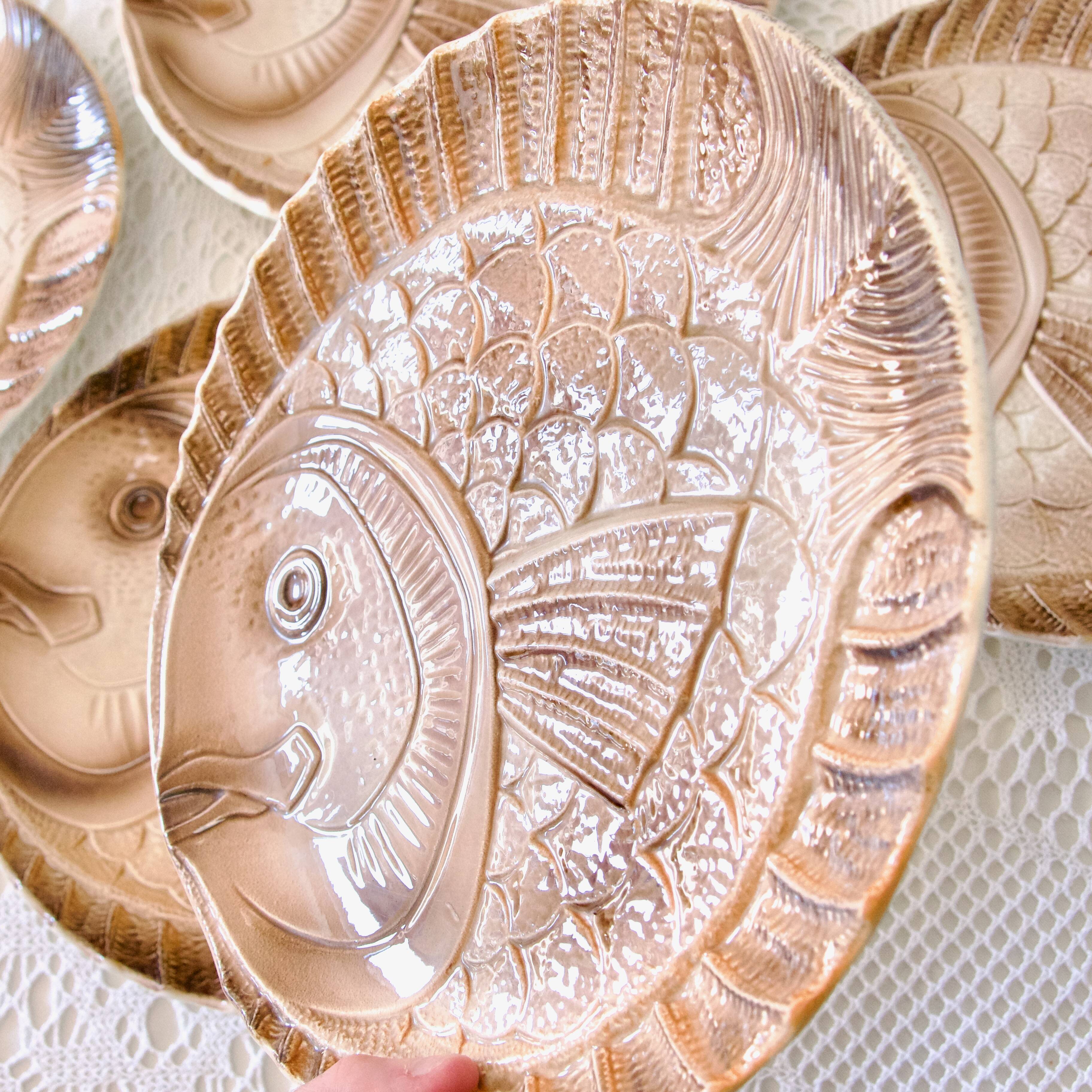 6 grandes assiettes plates Sarreguemines en barbotine poisson