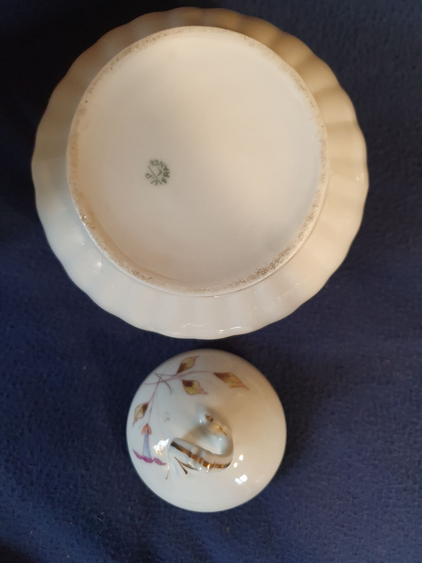 Beautiful sugar bowl in fine Limoges porcelain from the late 19th to early 20th century.