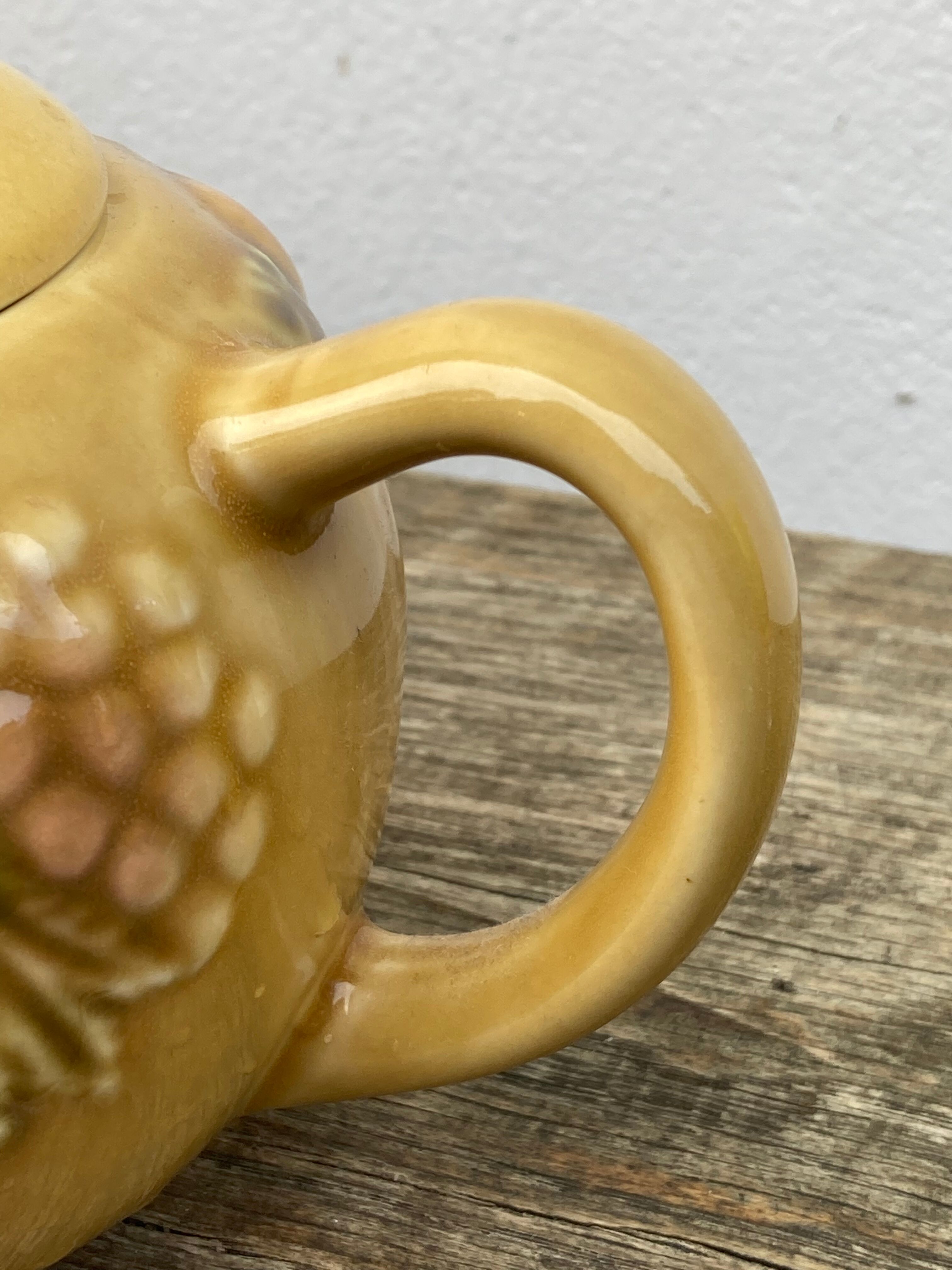 Teapot in vintage beige fruit slip