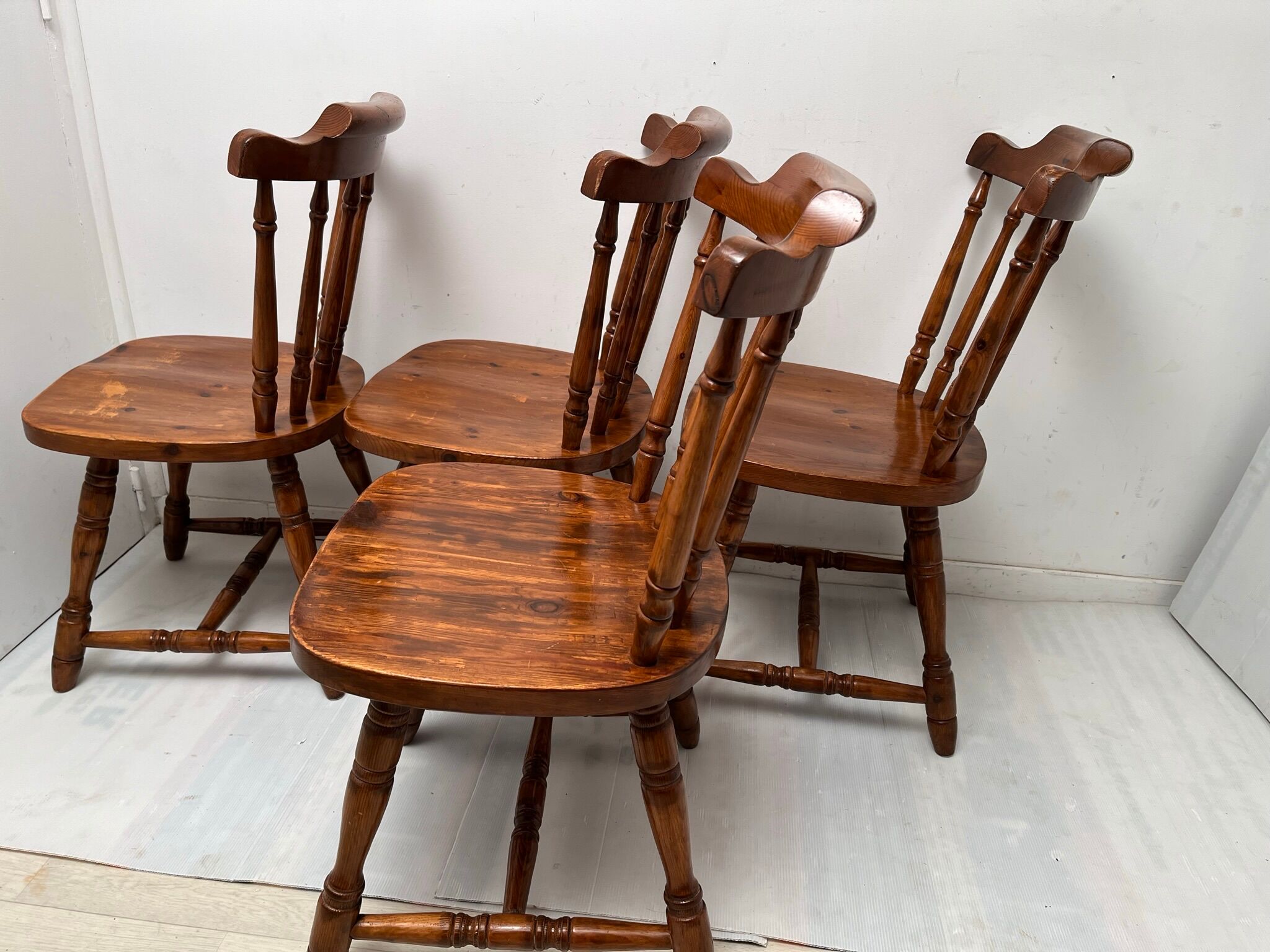 4 chaises western de saloon vintage 1970-1980