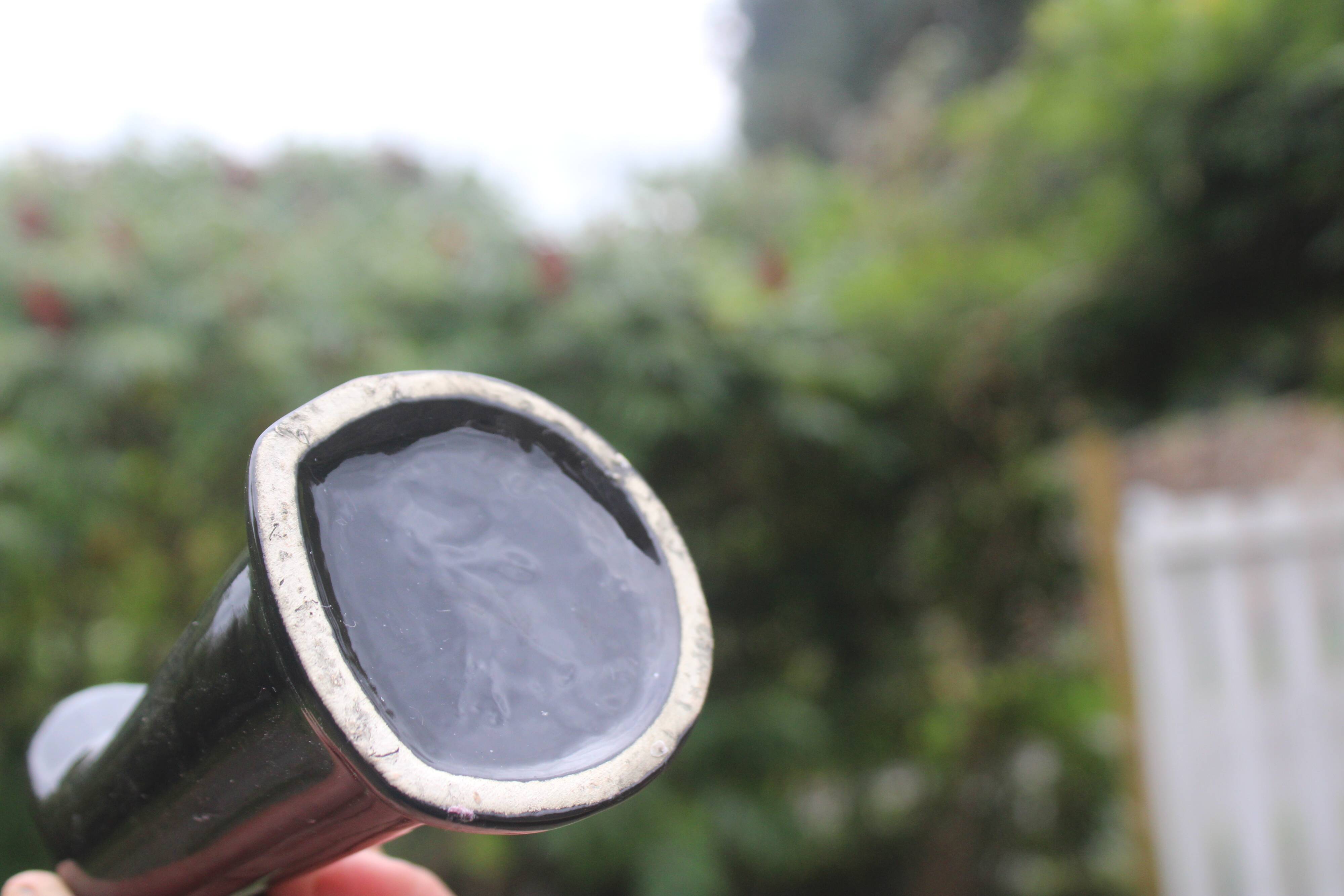 Ceramic hand-shaped soliflore