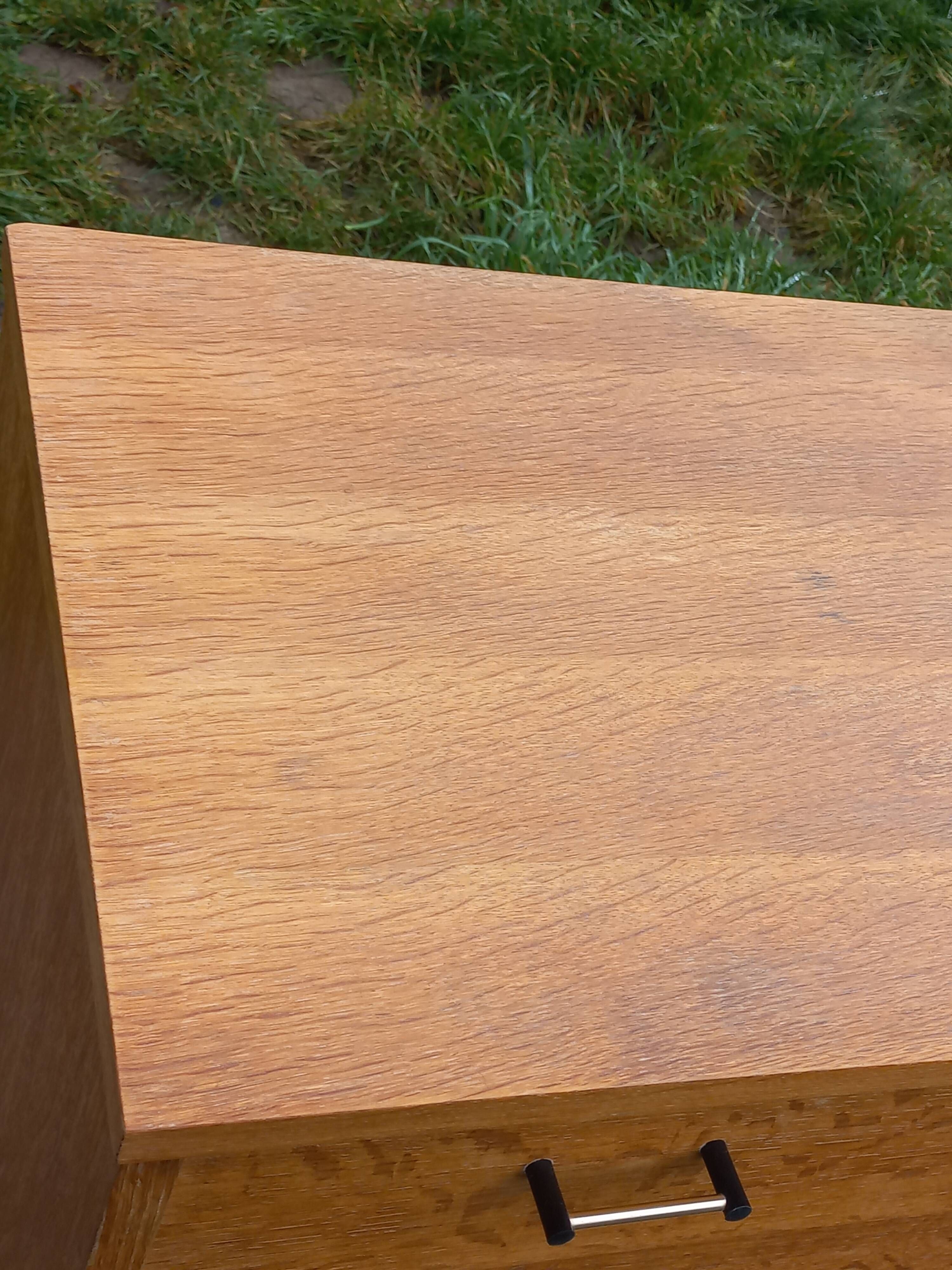 Vintage oak chest of drawers with 4 drawers from the 1960s.