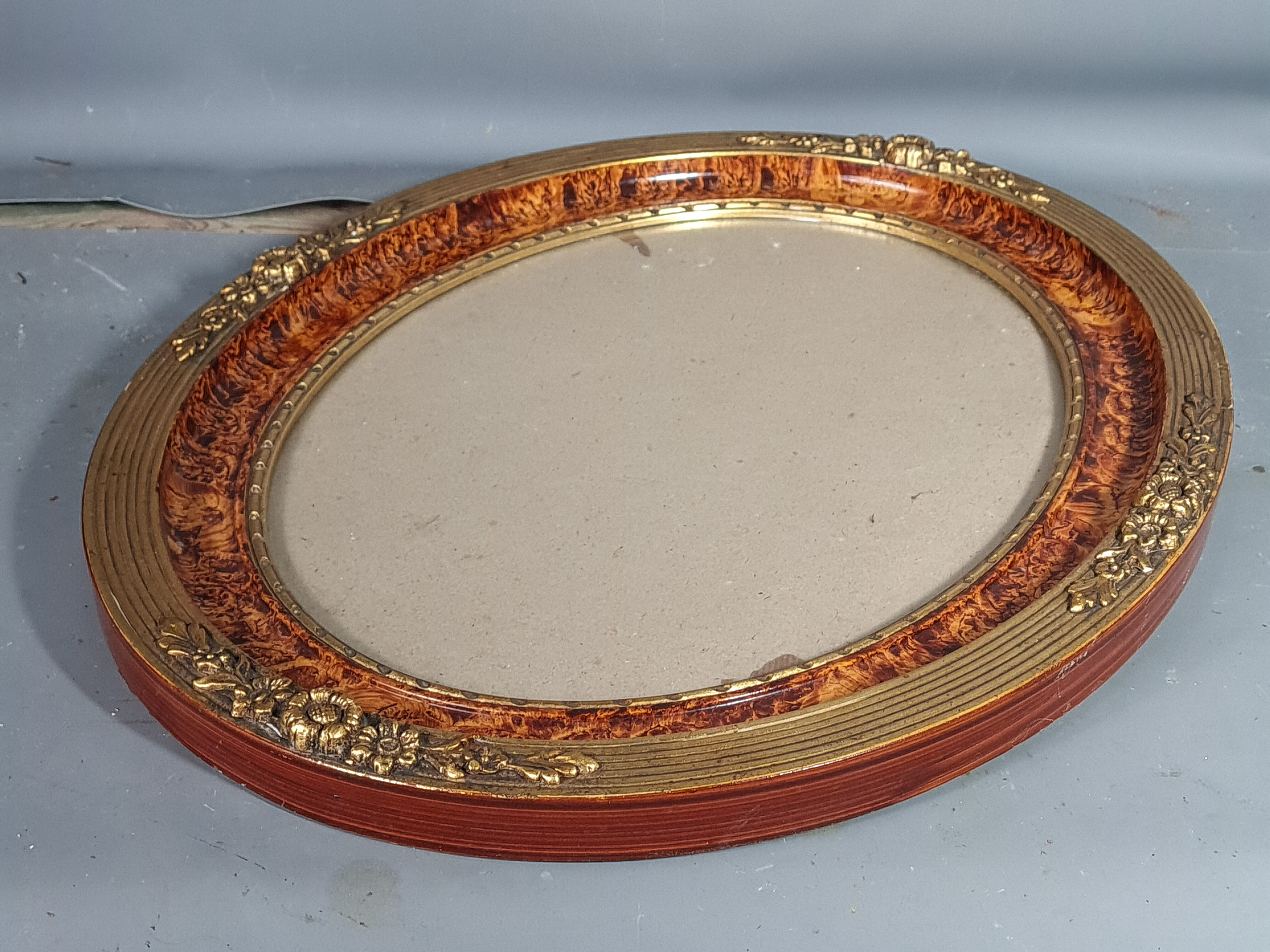 Old oval frame gilded stucco wood 50.5x40 cm, leaf 40x29.8 cm circa 1930 SB