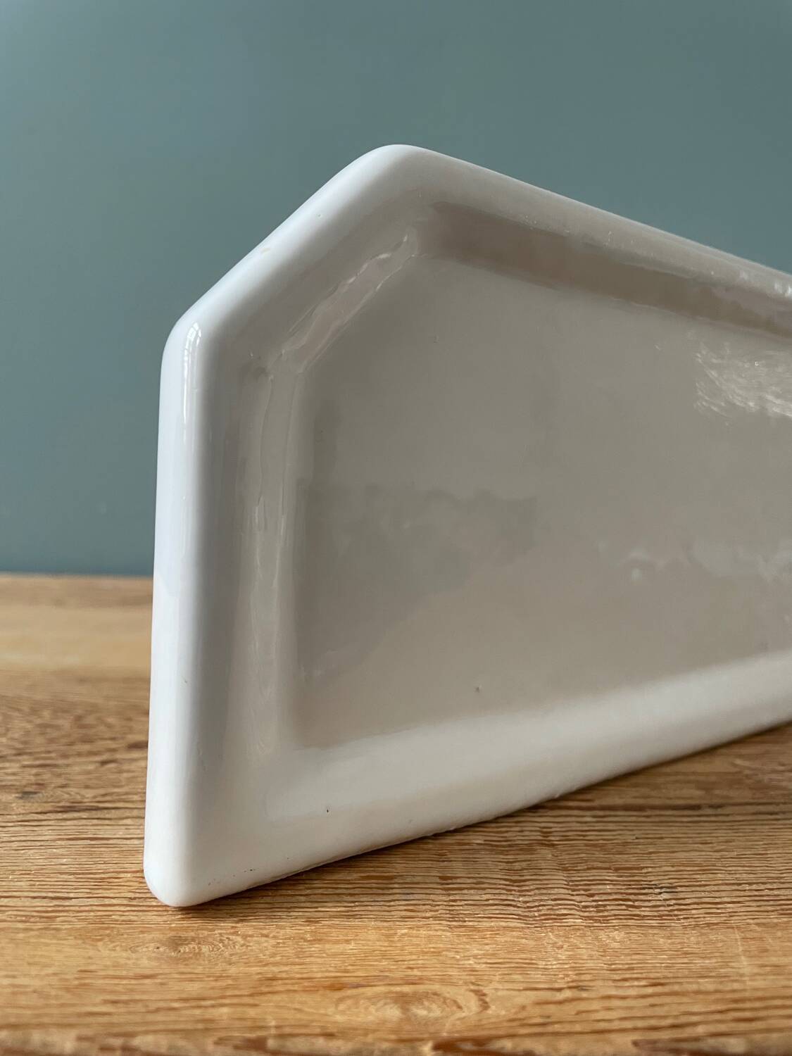 Art Deco wall shelf in white porcelain