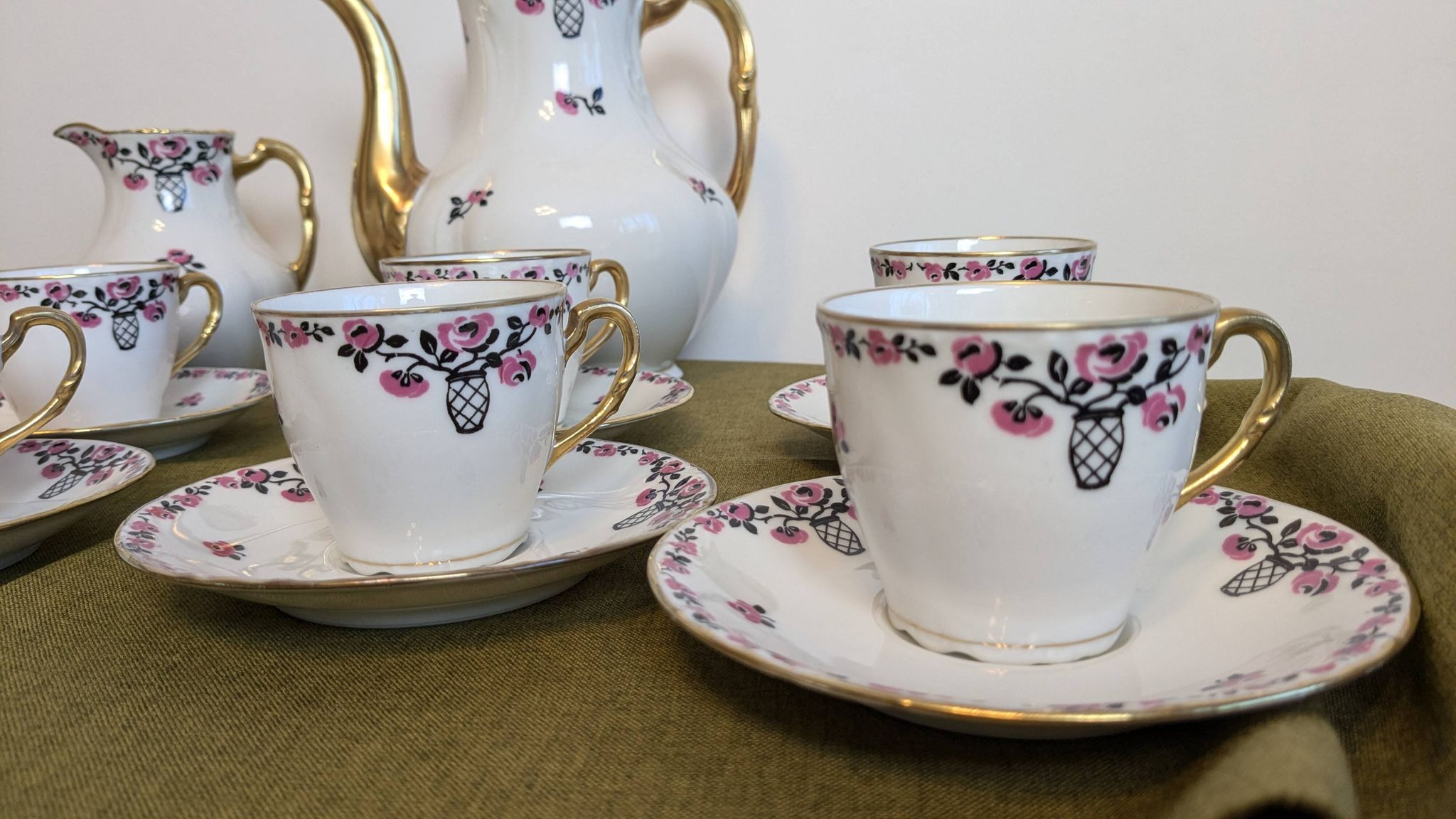Service à café en porcelaine 18 pièces signé "Aux Lions de Faïence Paris"