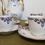 Service à café en porcelaine 18 pièces signé "Aux Lions de Faïence Paris"