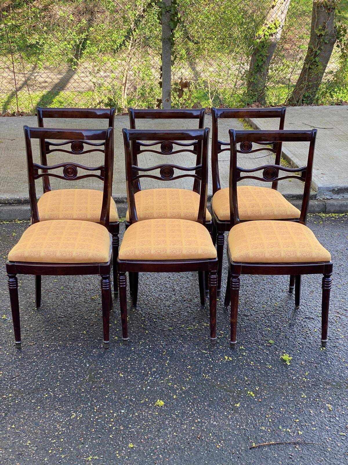 6 dining chairs made of solid mahogany in Regency style with yellow fabric.