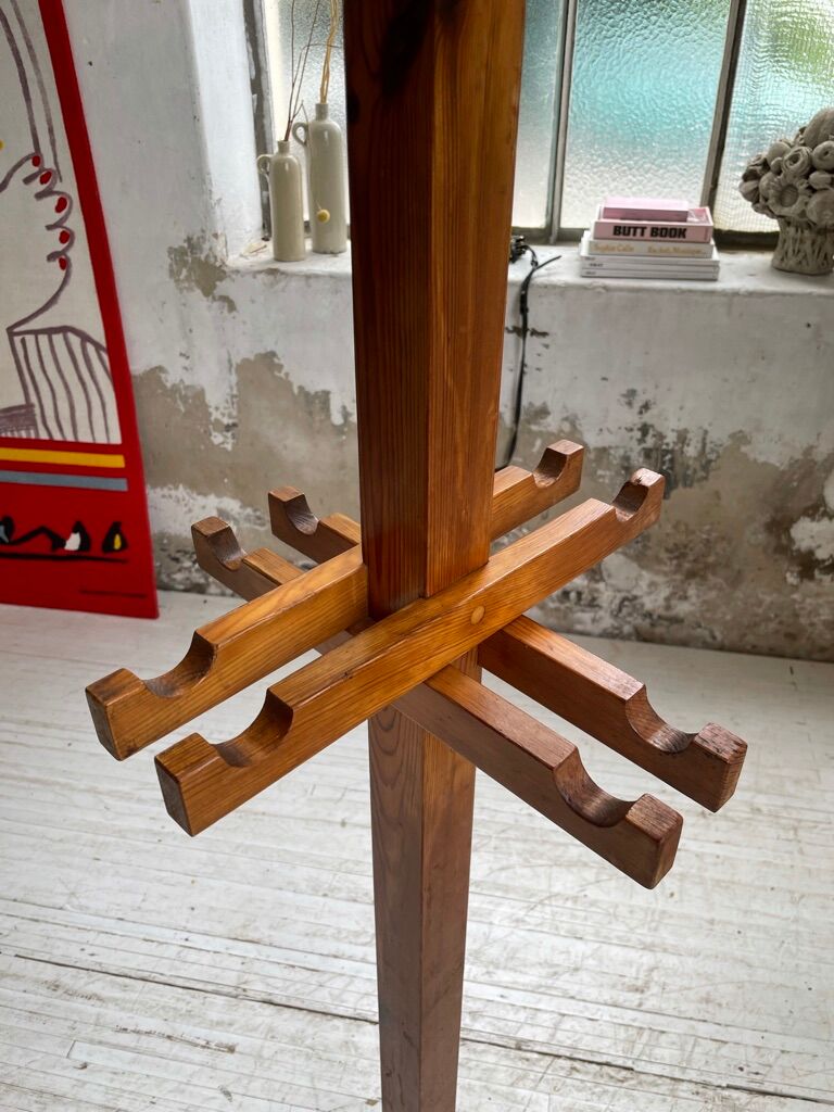 Patère wears pine coat 70