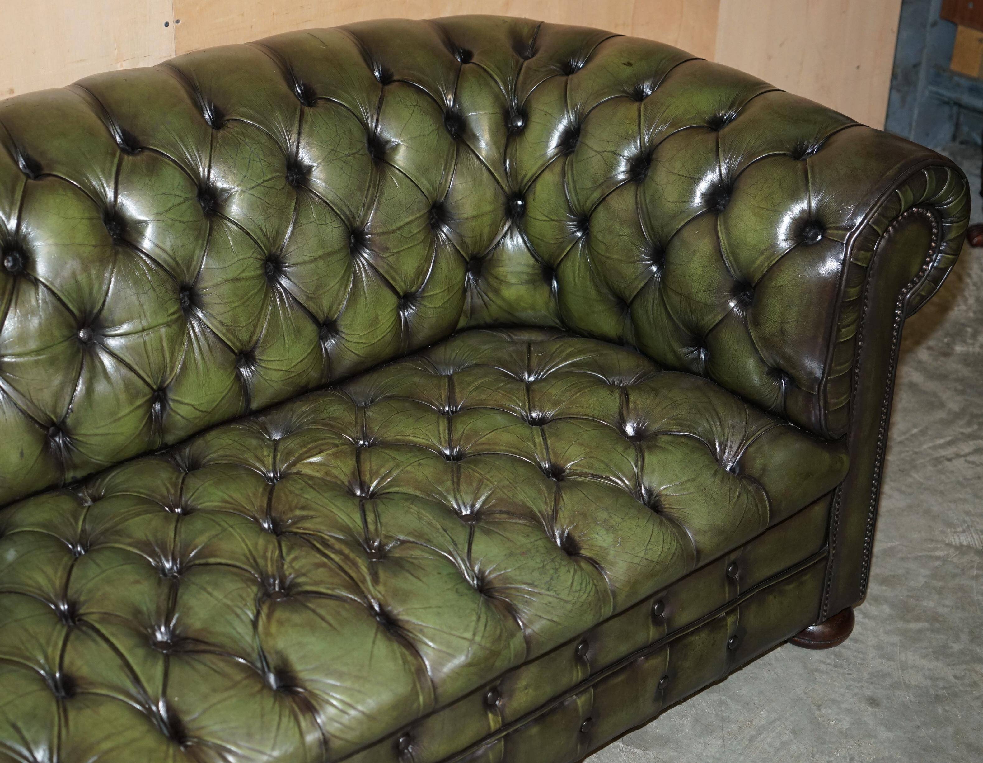 Chesterfield sofa in renovated leather, Regency style from the 1950s.