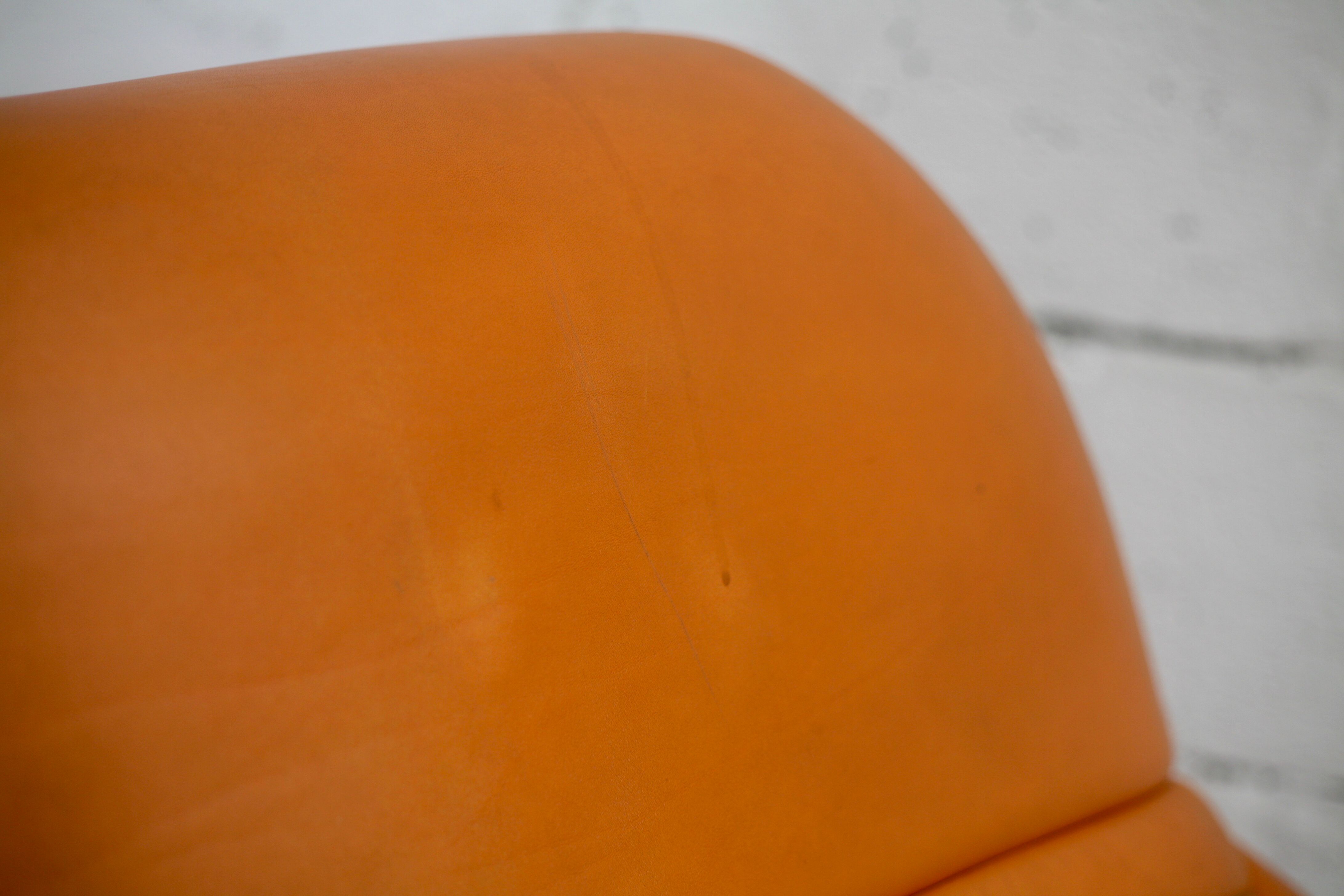 Sofa "space age". Leather, fiberglass, foam, steel. Circa 1970. Orange.