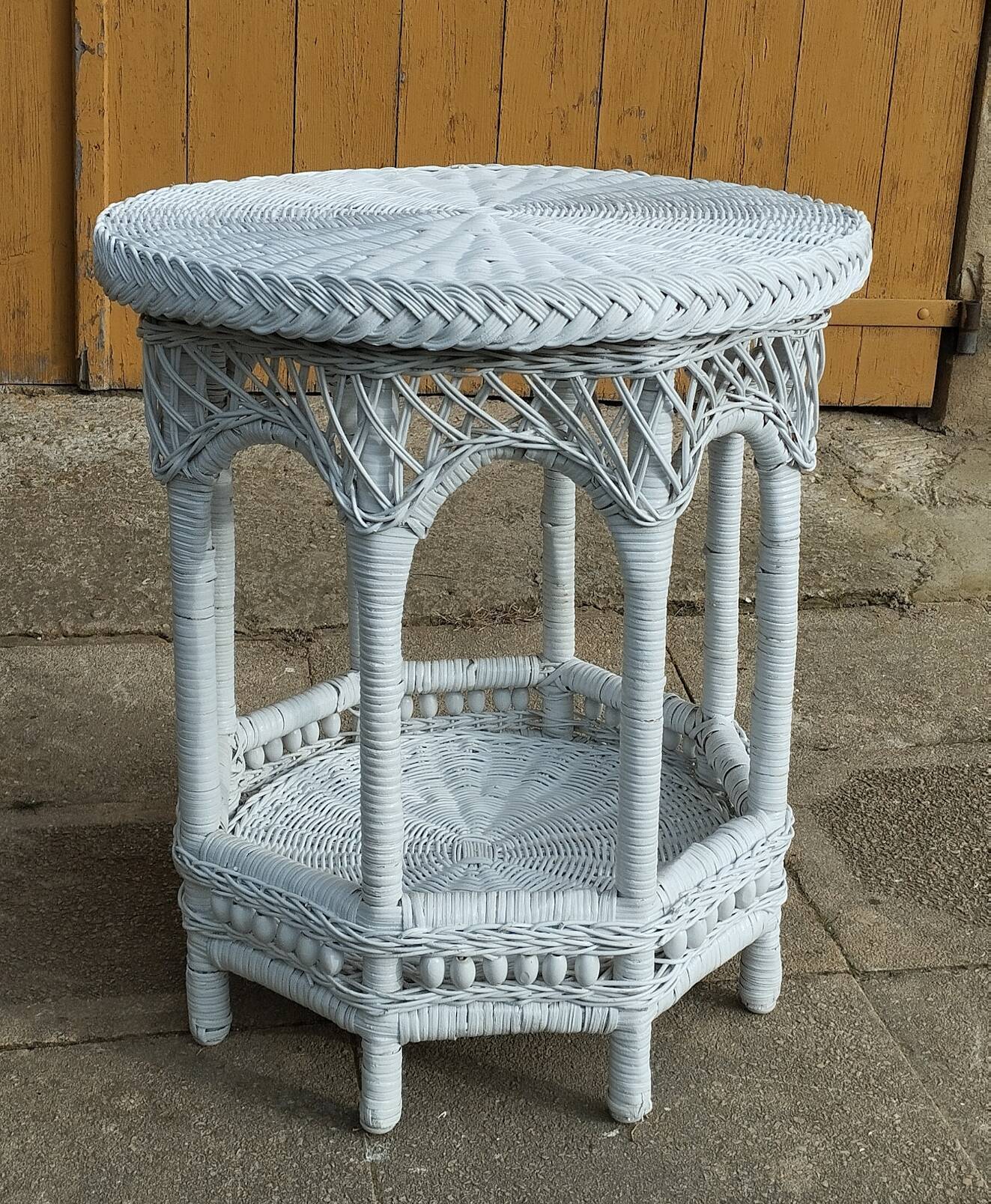 ROUND COFFEE TABLE IN WHITE RATTAN