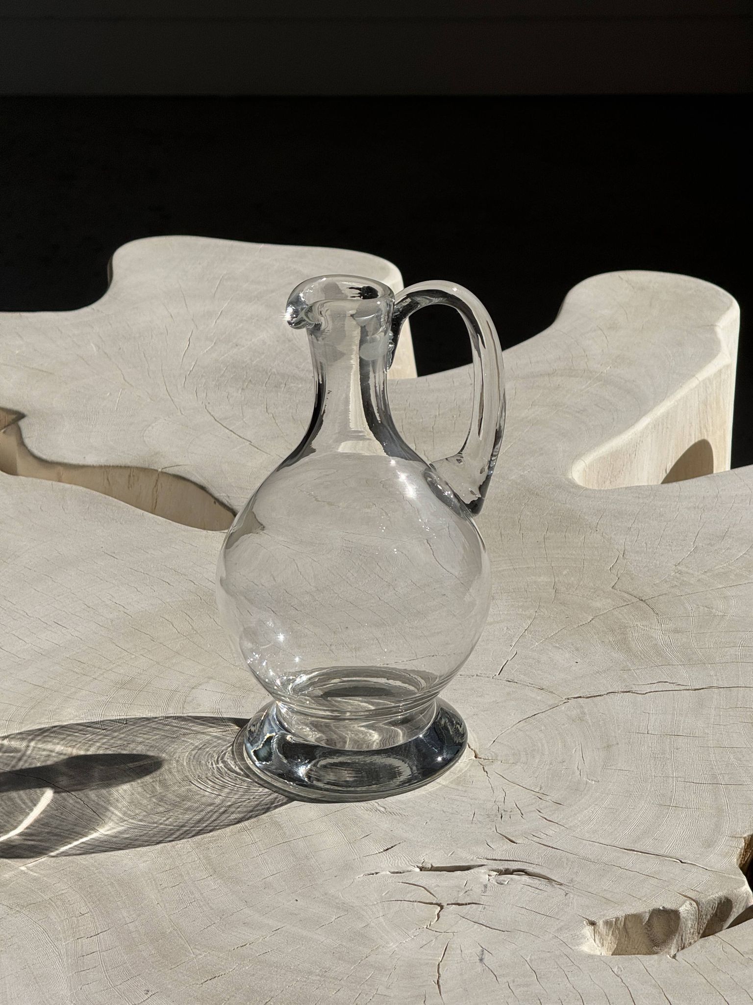Carafe en verre à bec verseur et anse